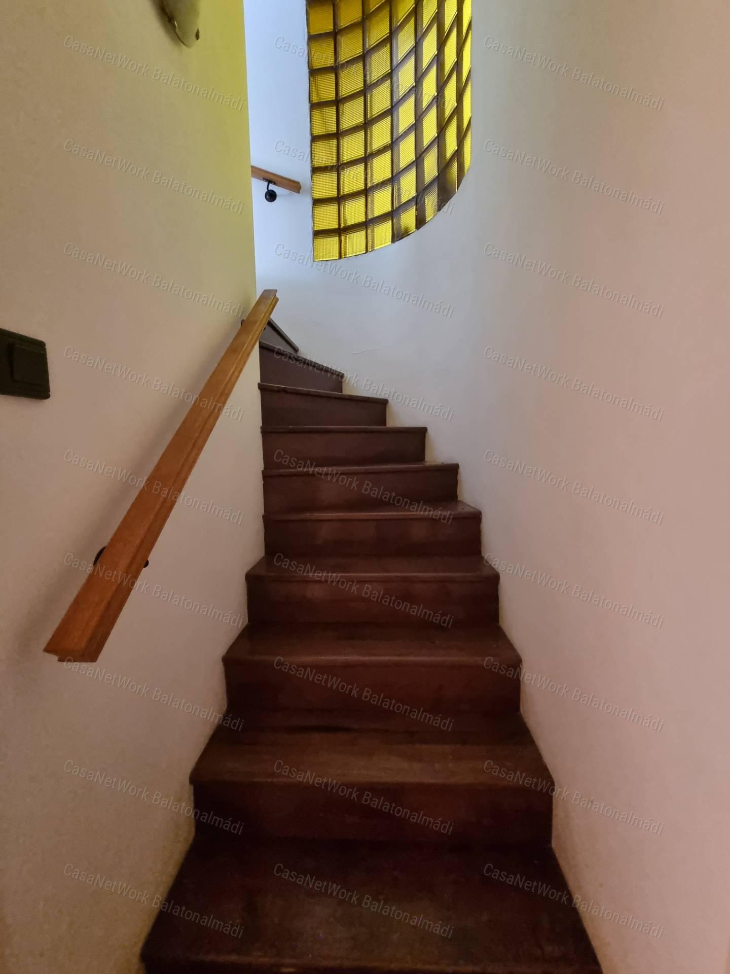 Balatonalmádiban belvárosi családi ház eladó!