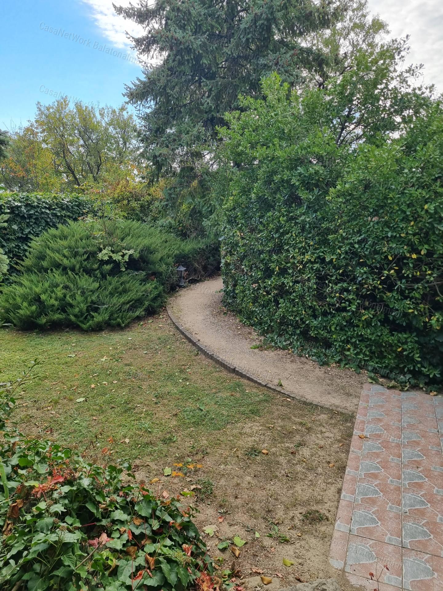 Eladó nyaraló balatoni panorámával, intim kerttel Balatonalmádiban!