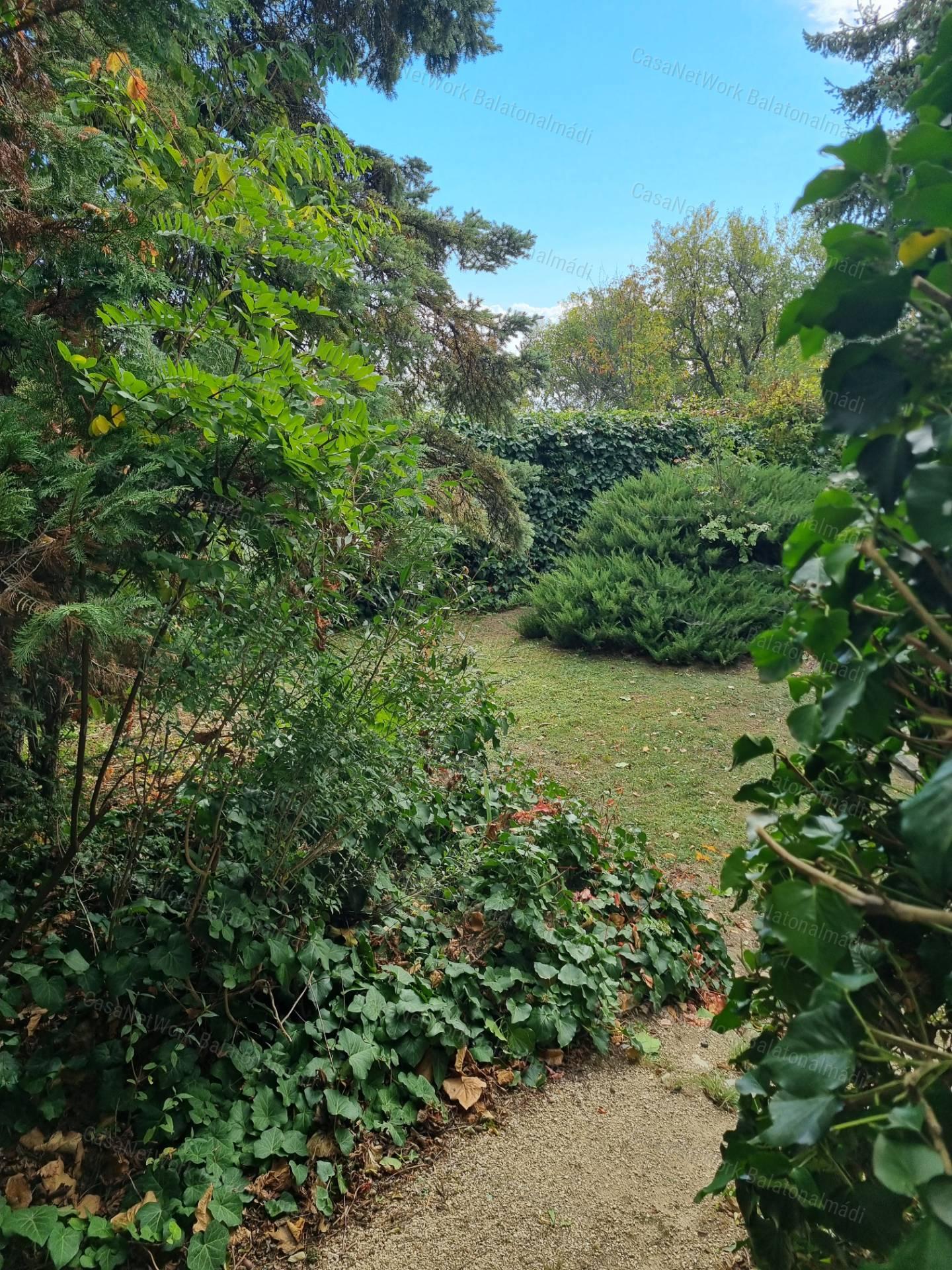 Eladó nyaraló balatoni panorámával, intim kerttel Balatonalmádiban!