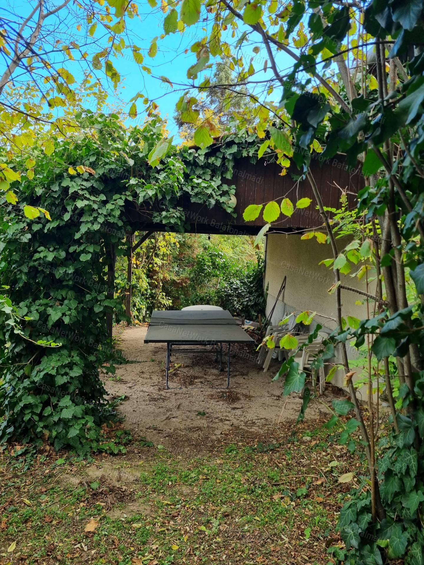 Eladó nyaraló balatoni panorámával, intim kerttel Balatonalmádiban!