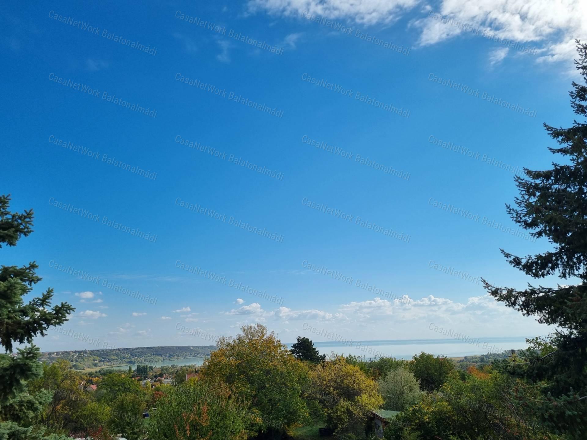 Eladó nyaraló balatoni panorámával, intim kerttel Balatonalmádiban!