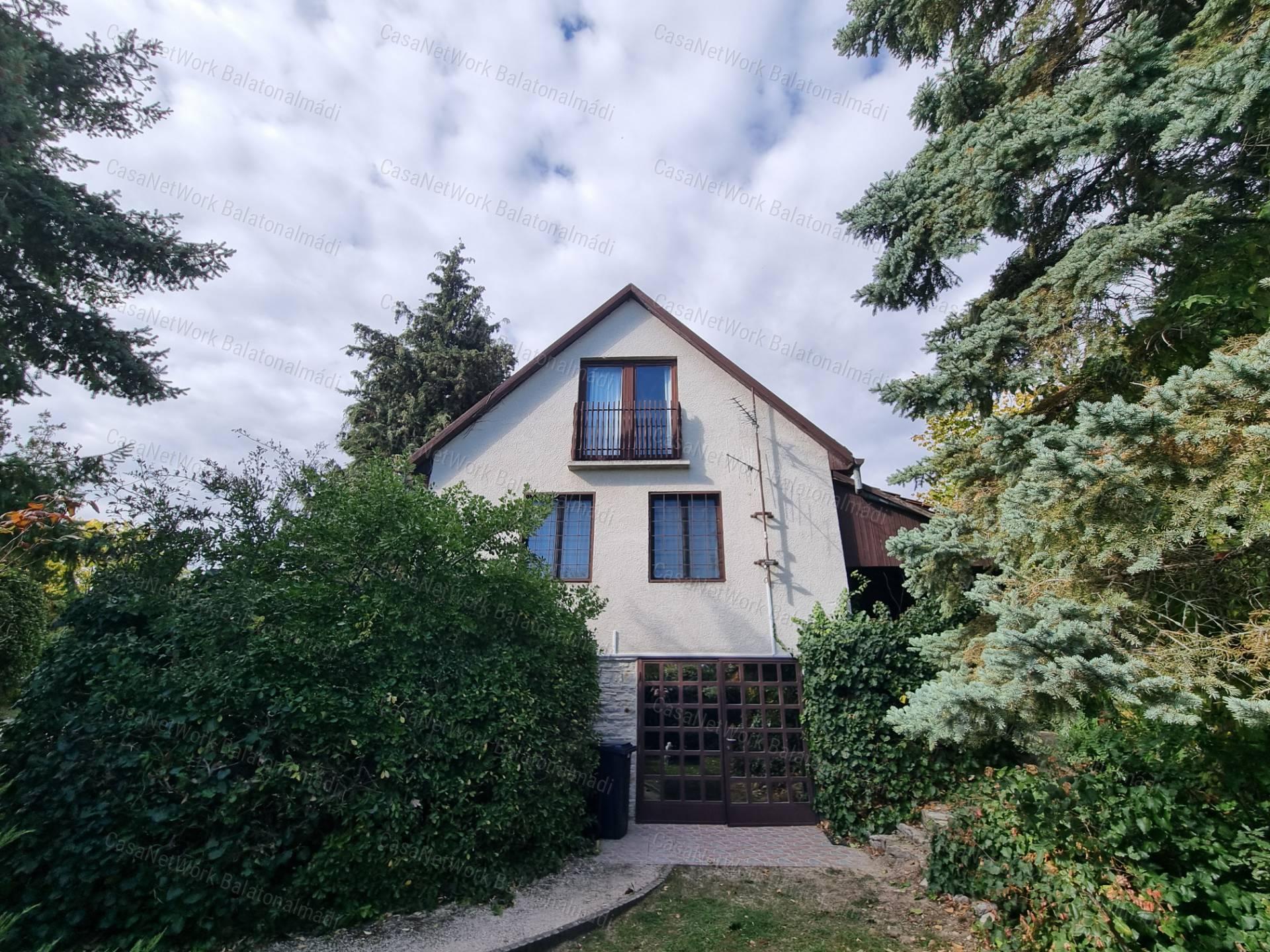 Eladó nyaraló balatoni panorámával, intim kerttel Balatonalmádiban!