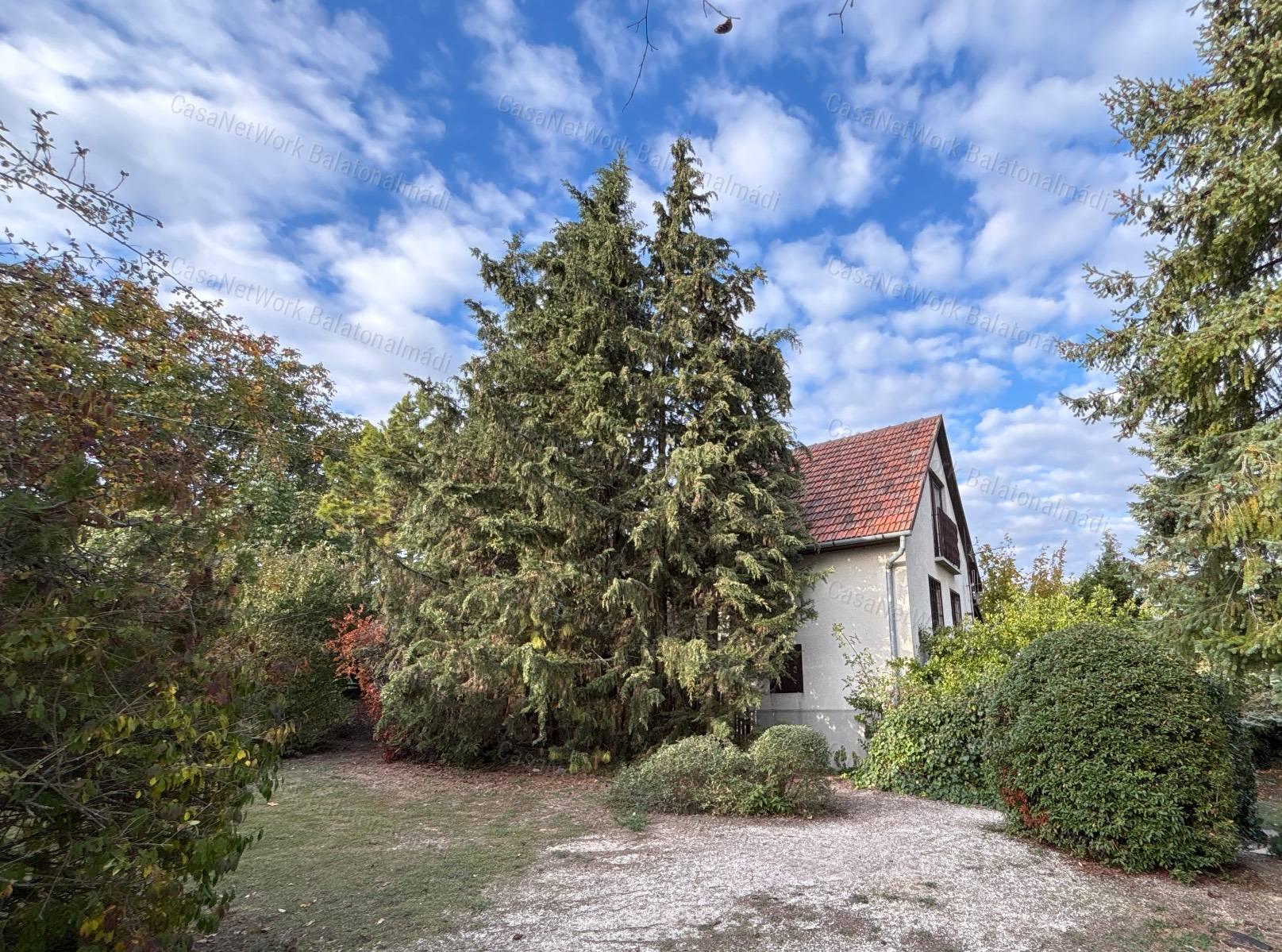 Eladó nyaraló balatoni panorámával, intim kerttel Balatonalmádiban!