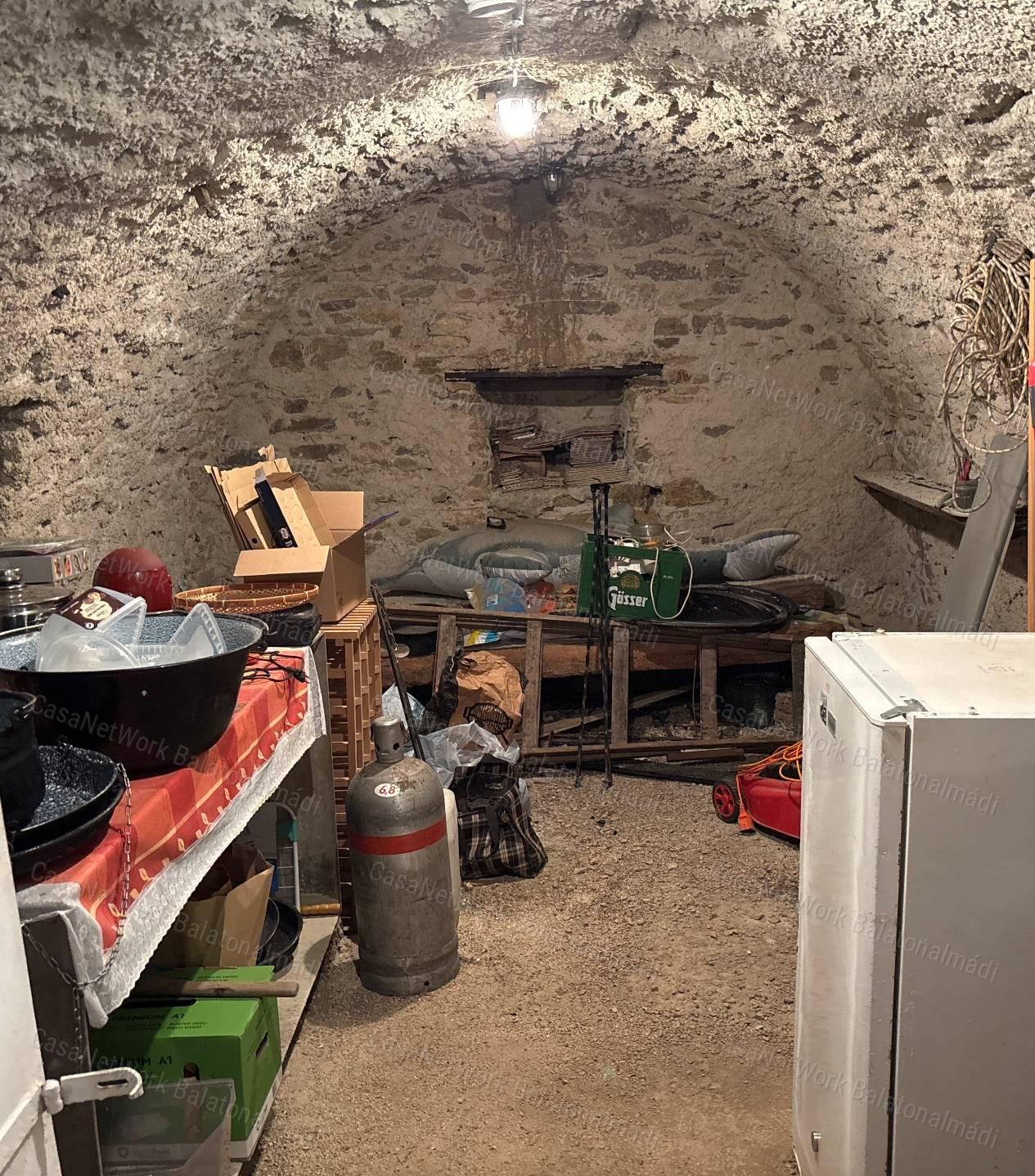 Eladó nyaraló balatoni panorámával, intim kerttel Balatonalmádiban!