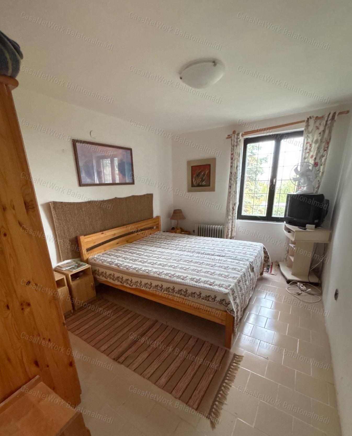 Eladó nyaraló balatoni panorámával, intim kerttel Balatonalmádiban!