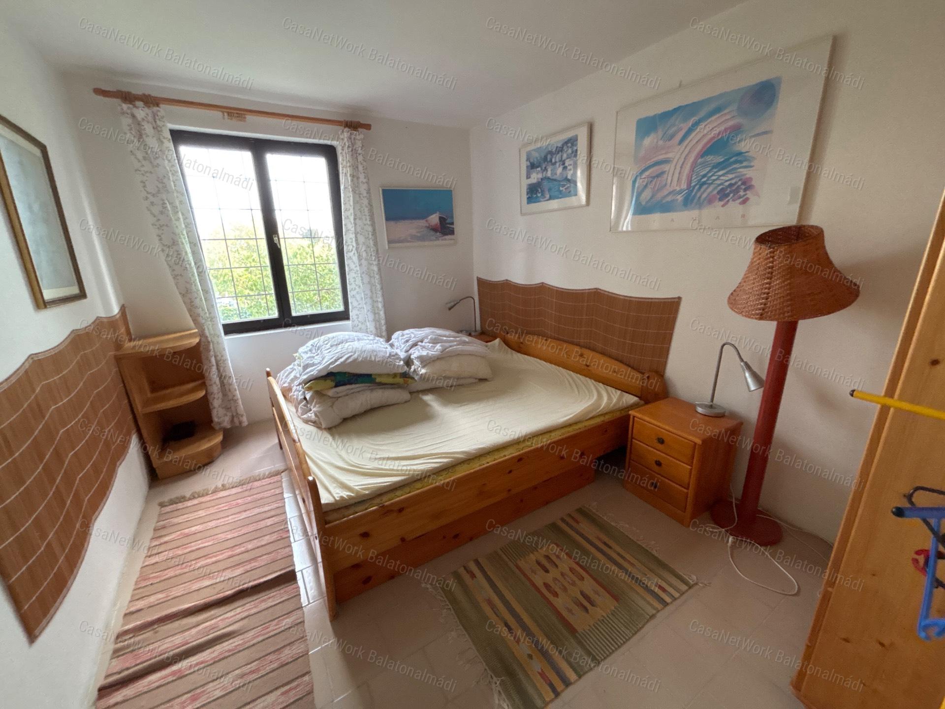 Eladó nyaraló balatoni panorámával, intim kerttel Balatonalmádiban!