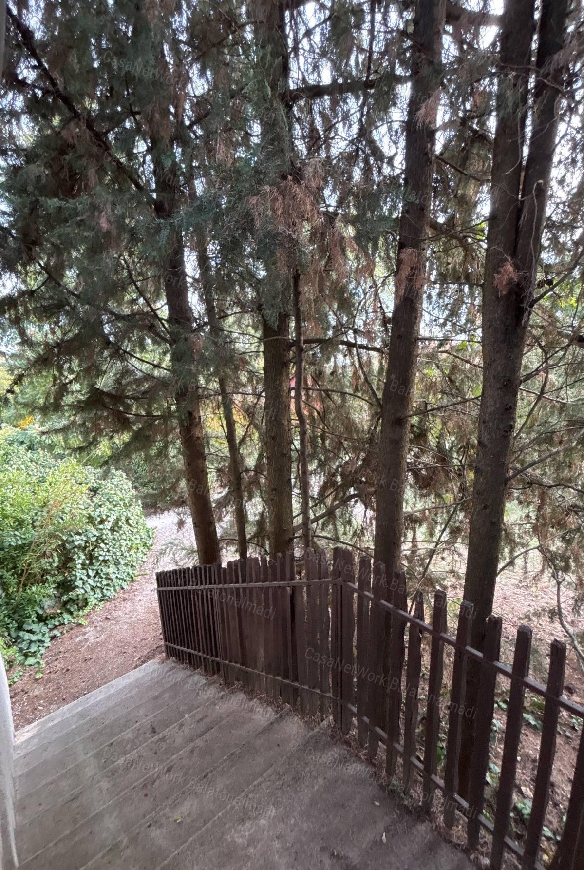Eladó nyaraló balatoni panorámával, intim kerttel Balatonalmádiban!