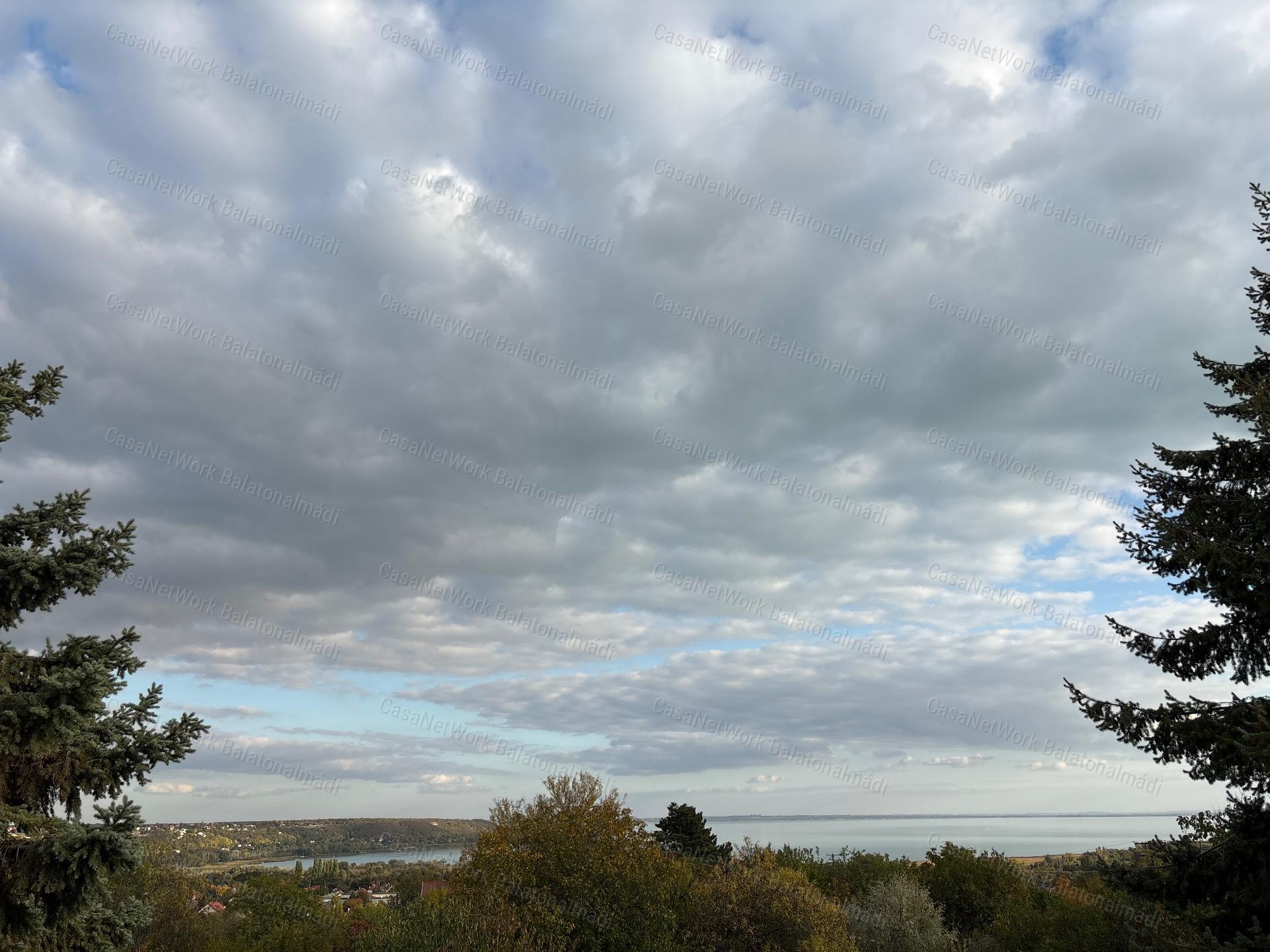 Eladó nyaraló balatoni panorámával, intim kerttel Balatonalmádiban!