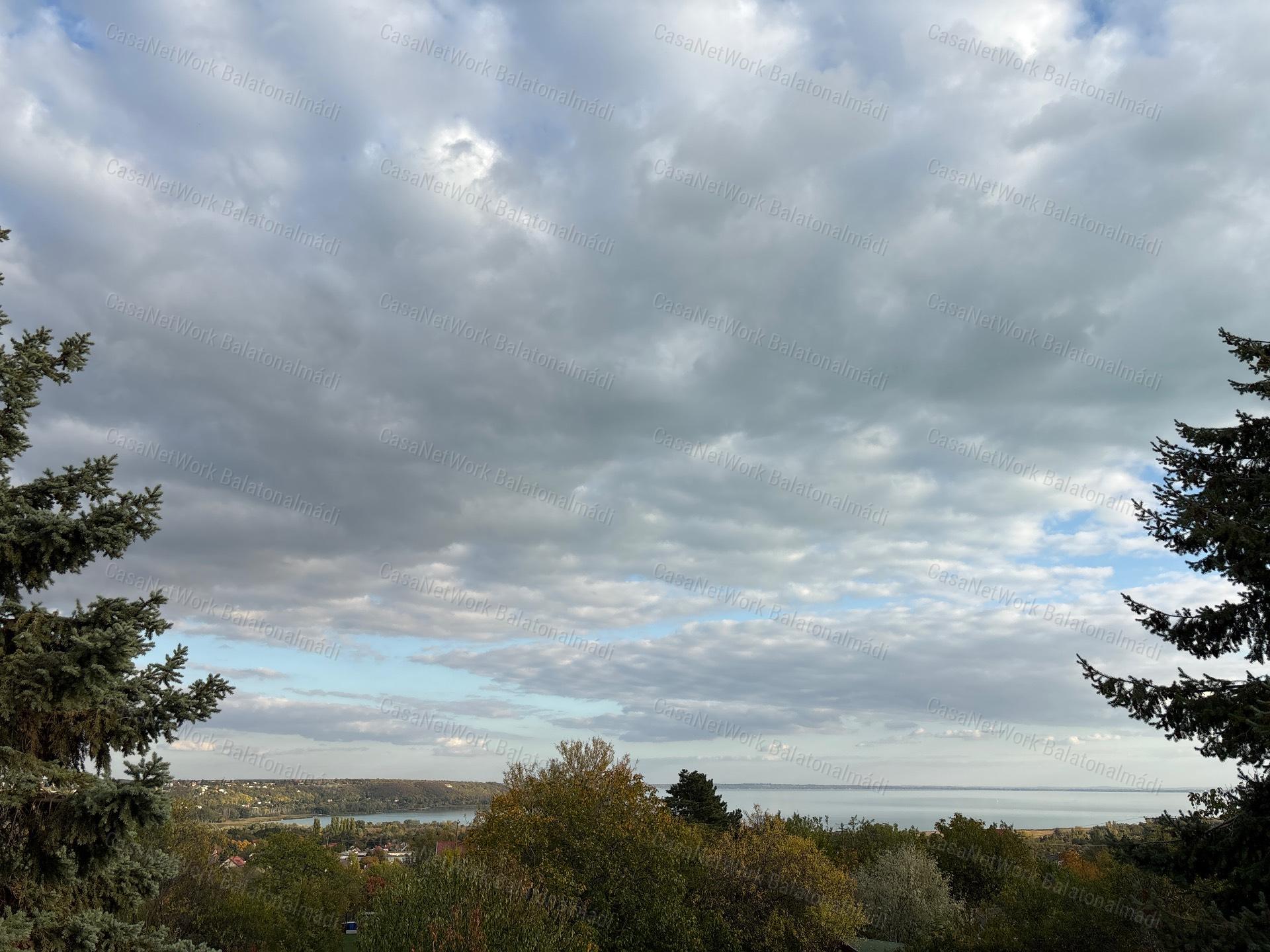 Eladó nyaraló balatoni panorámával, intim kerttel Balatonalmádiban!