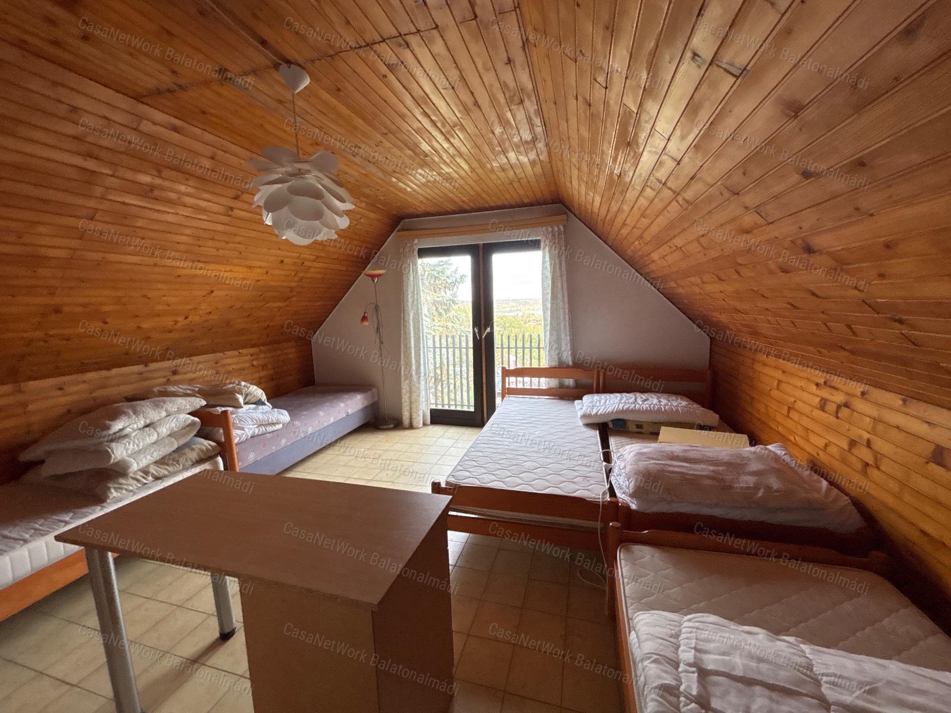 Eladó nyaraló balatoni panorámával, intim kerttel Balatonalmádiban!