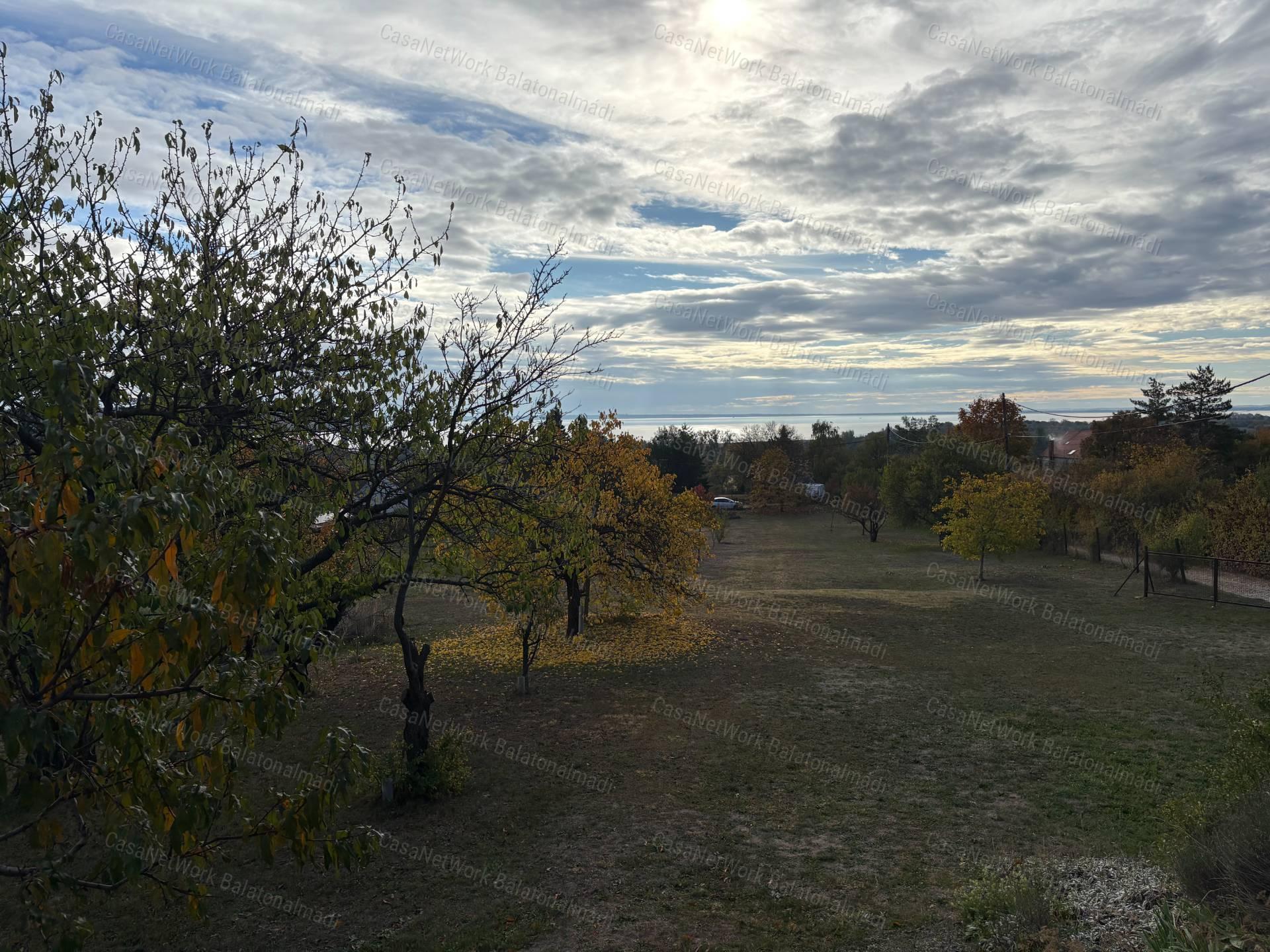 Eladó balatoni panorámás külterületi telek Balatonalmádiban