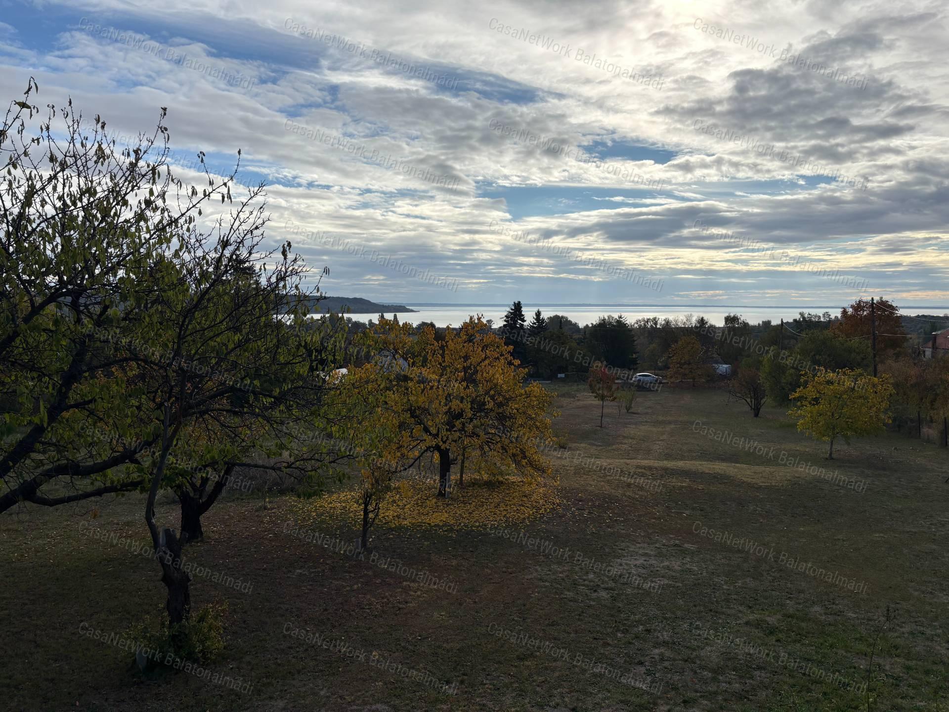Eladó balatoni panorámás külterületi telek Balatonalmádiban