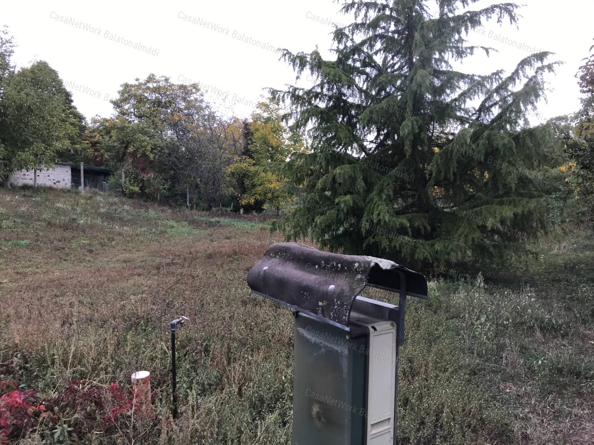Balatonalmádi belterületi építési telek, teljes közművel, 1539 m²-en