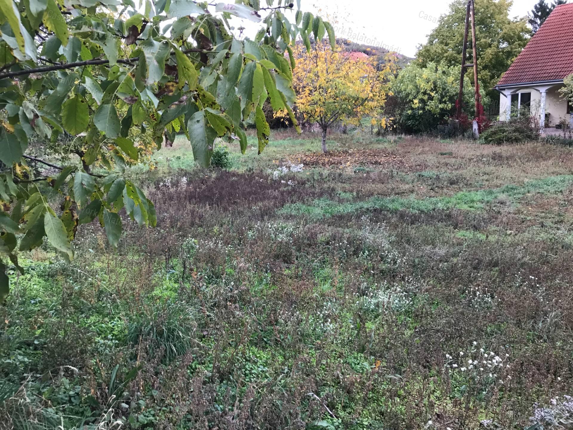 Balatonalmádi belterületi építési telek, teljes közművel, 1539 m²-en