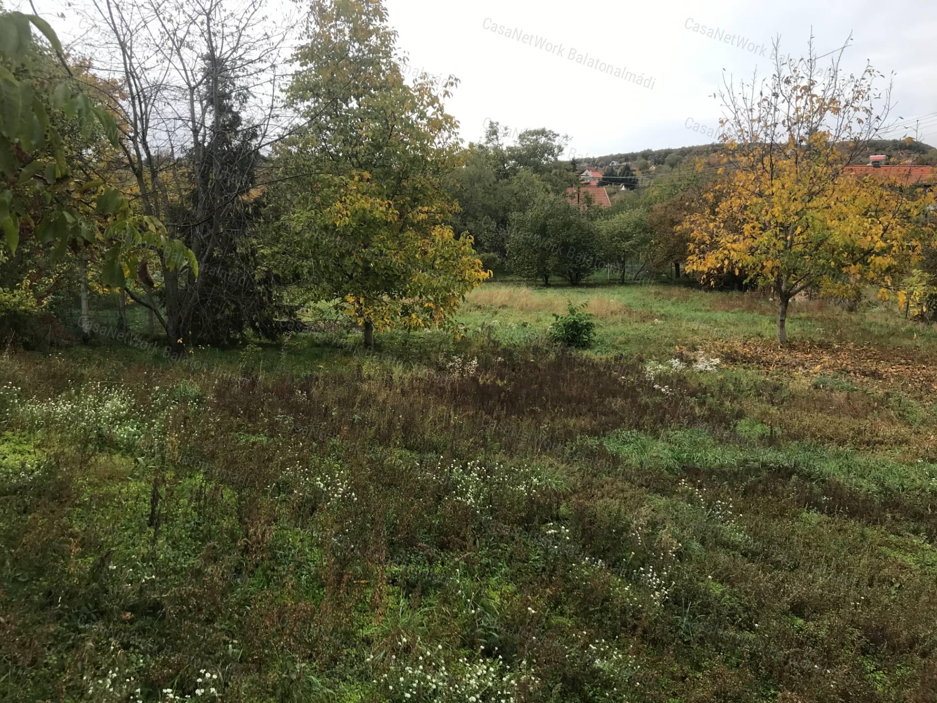 Balatonalmádi belterületi építési telek, teljes közművel, 1539 m²-en