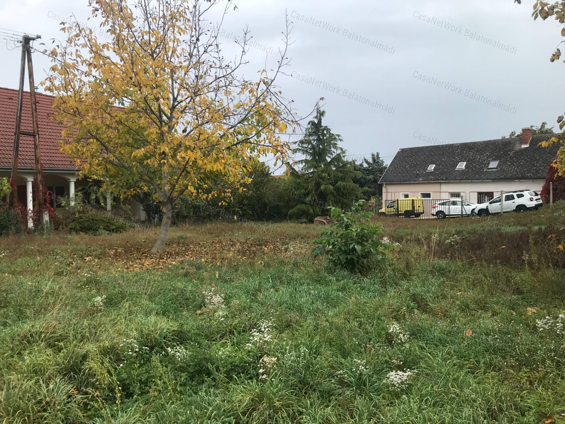 Balatonalmádi belterületi építési telek, teljes közművel, 1539 m²-en