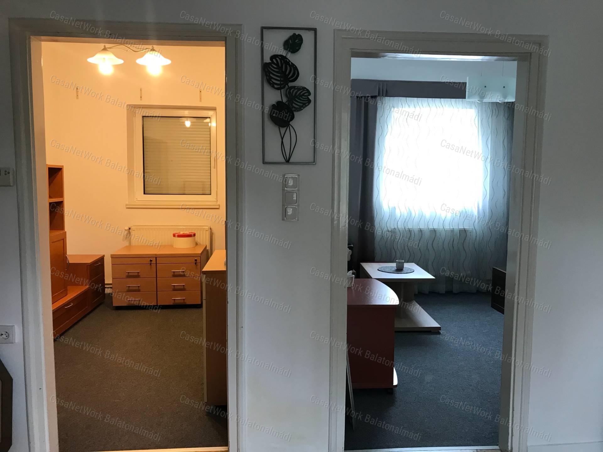 Eladó üzlethelyiség raktárral/műhellyel