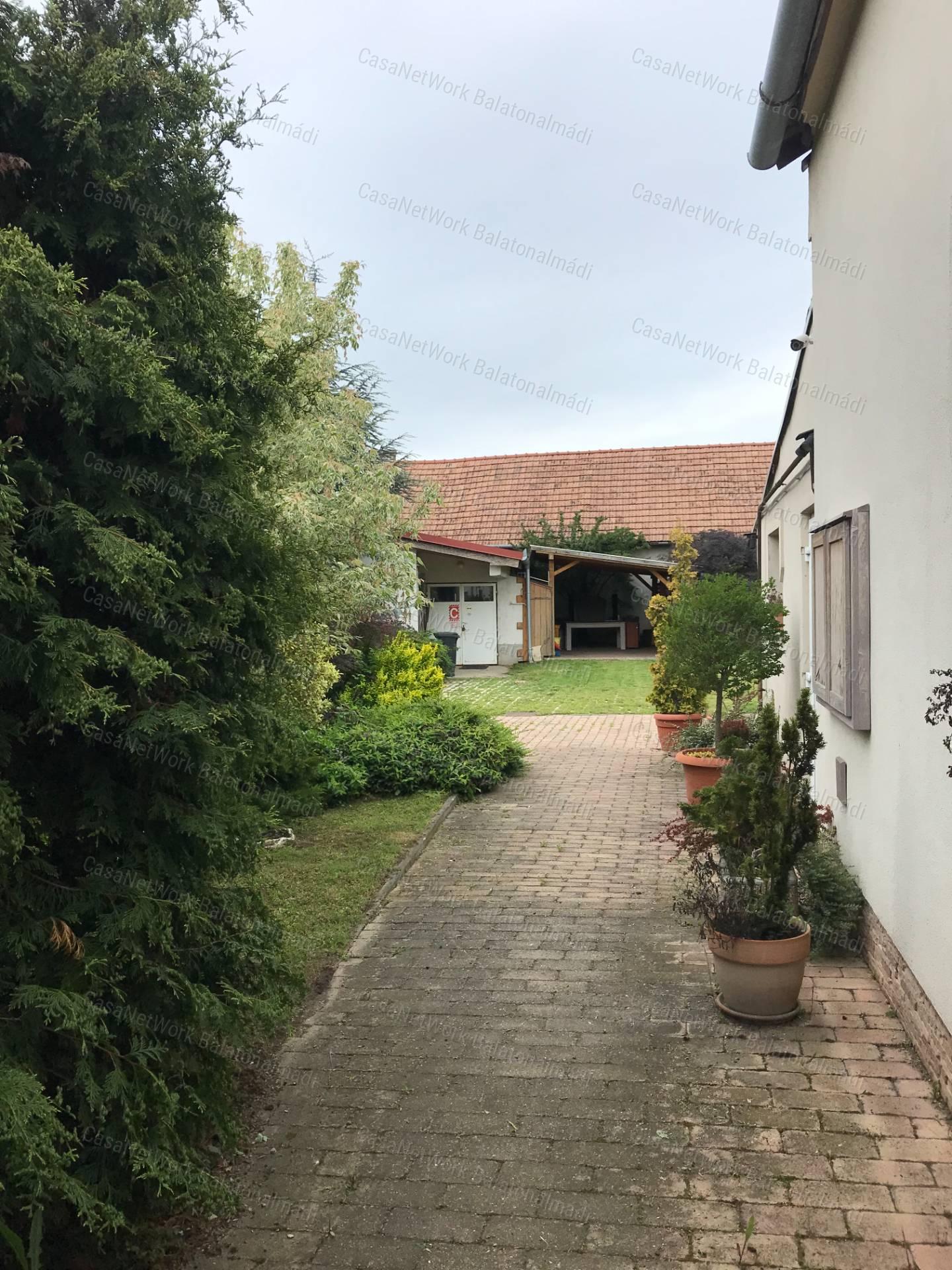 Eladó üzlethelyiség raktárral/műhellyel