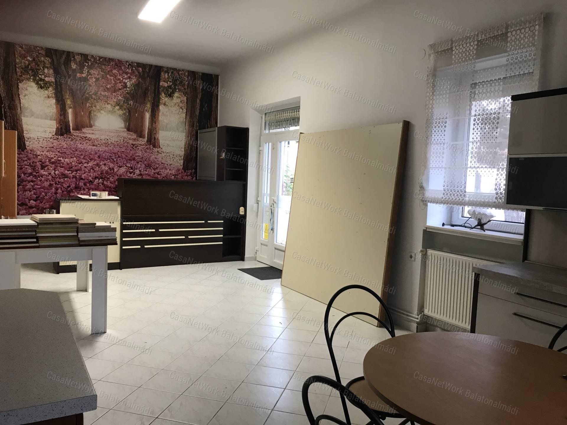 Eladó üzlethelyiség raktárral/műhellyel