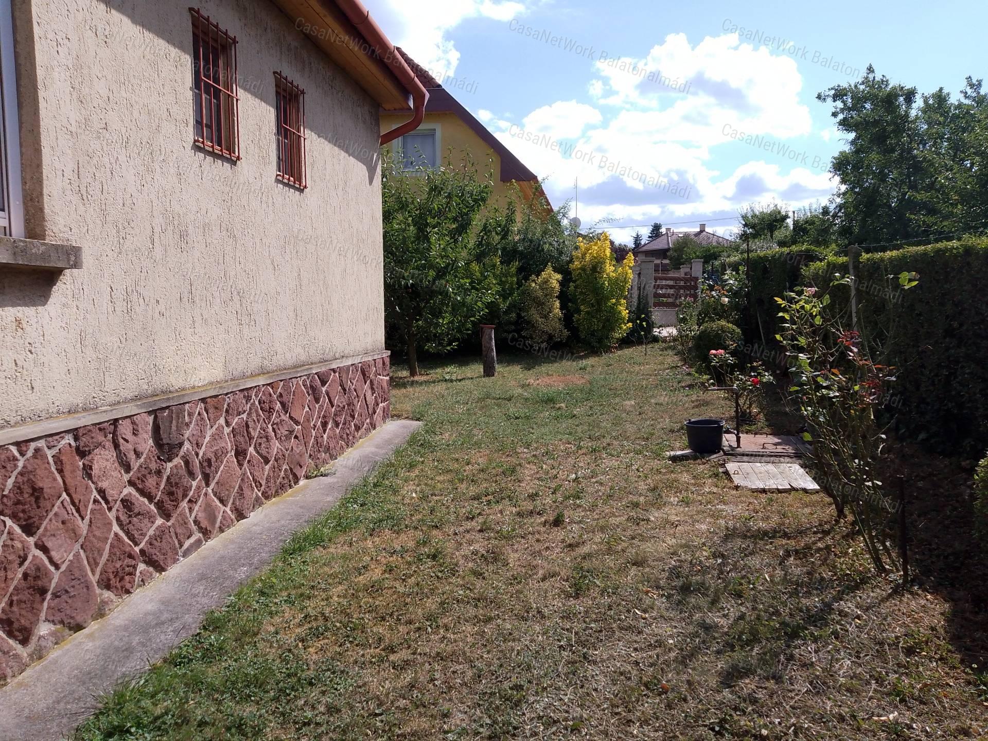 Eladó összközműves belterületi nyaraló Alsóörsön