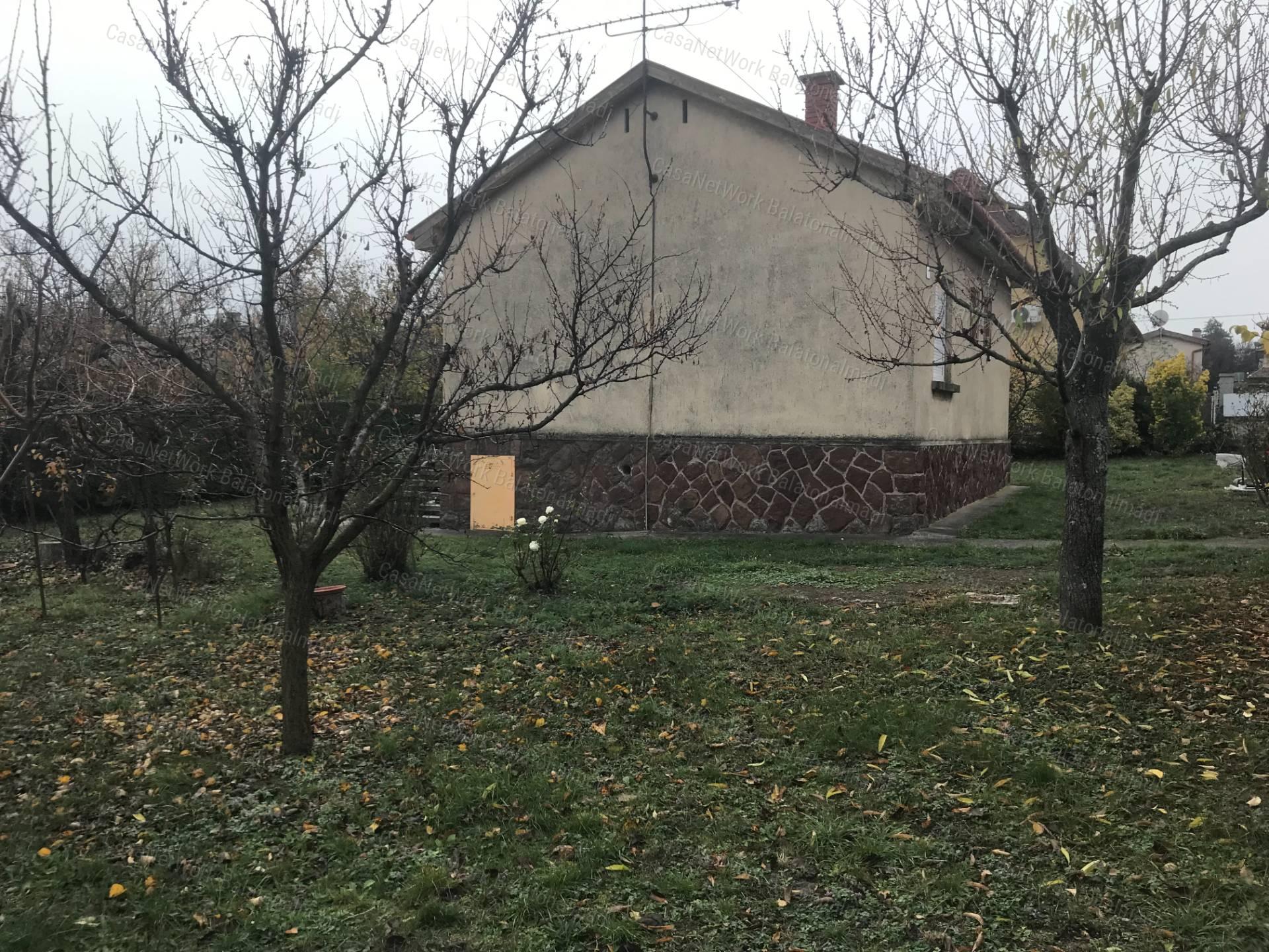 Eladó összközműves belterületi nyaraló Alsóörsön