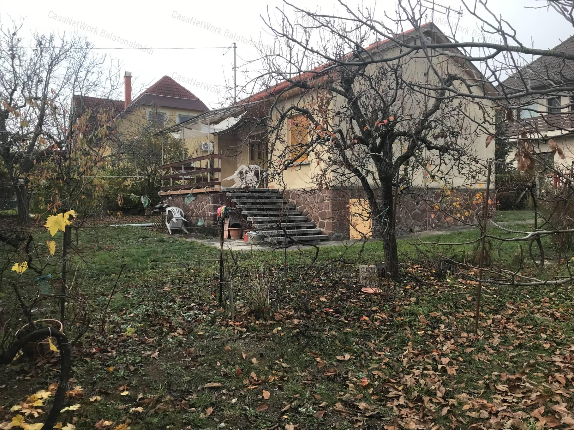 Eladó összközműves belterületi nyaraló Alsóörsön