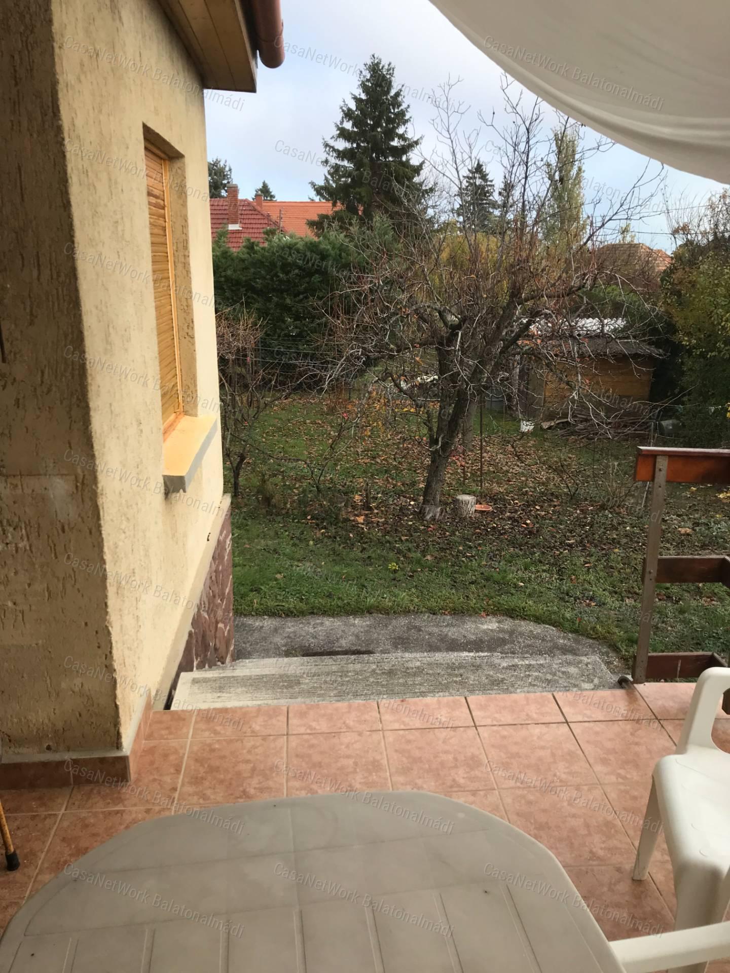 Eladó összközműves belterületi nyaraló Alsóörsön