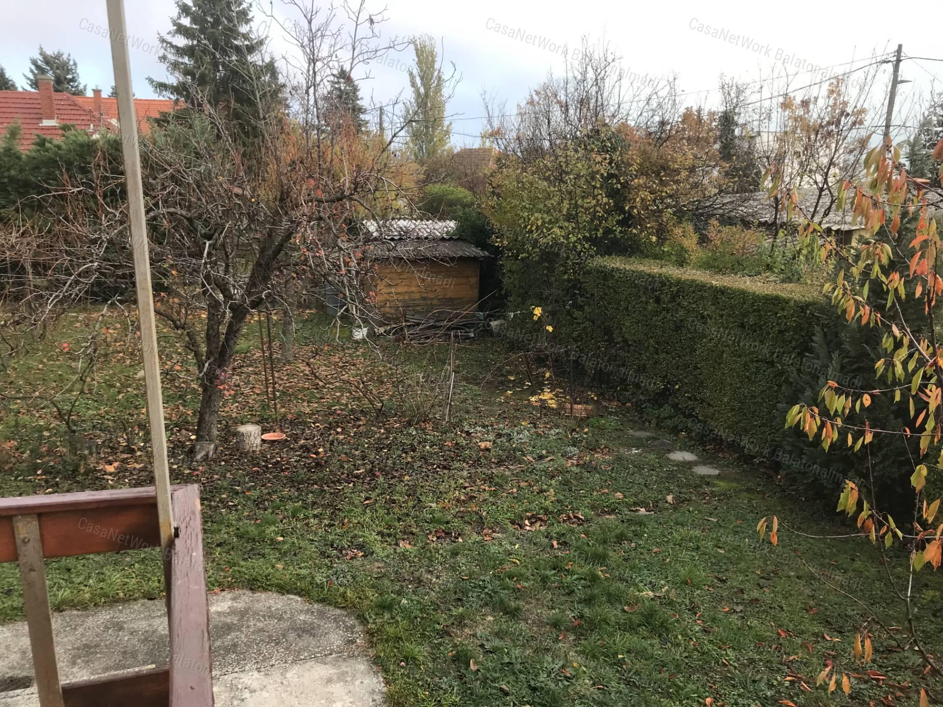 Eladó összközműves belterületi nyaraló Alsóörsön