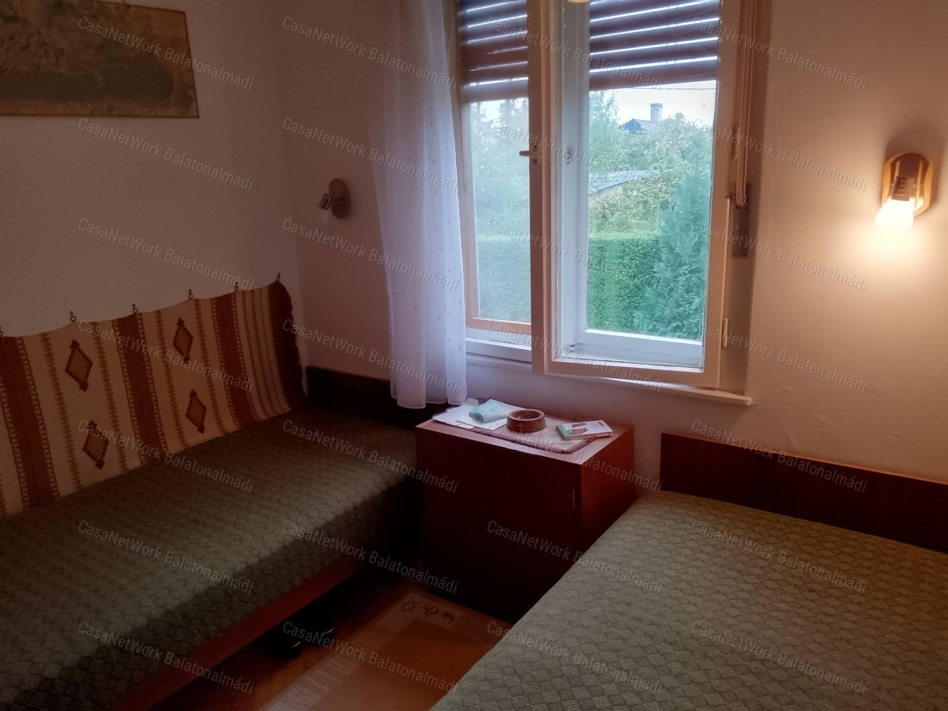 Eladó összközműves belterületi nyaraló Alsóörsön