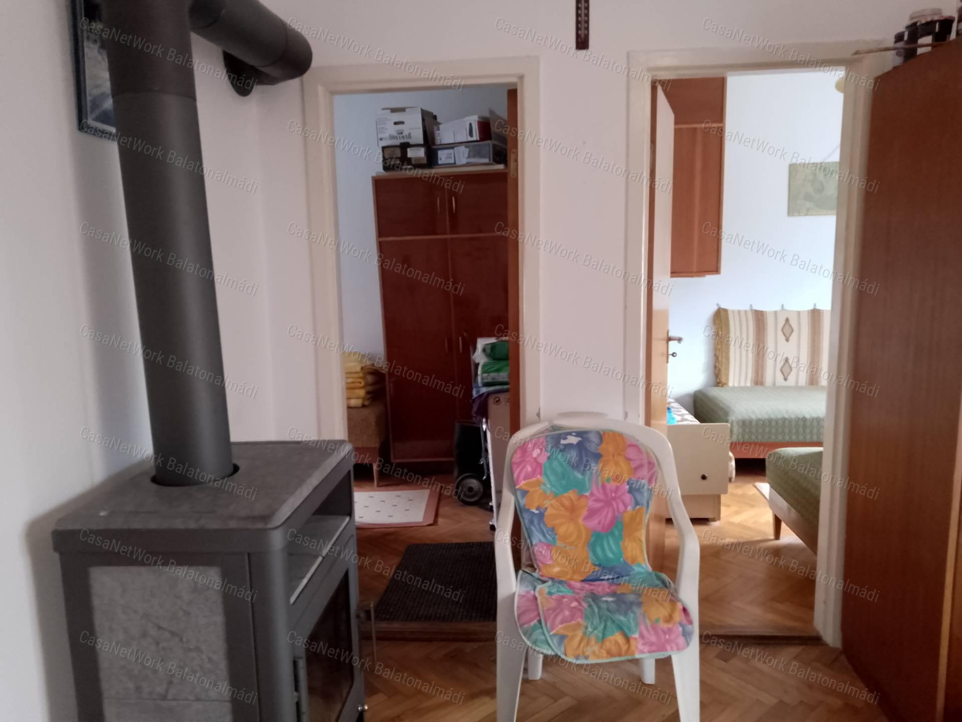 Eladó összközműves belterületi nyaraló Alsóörsön