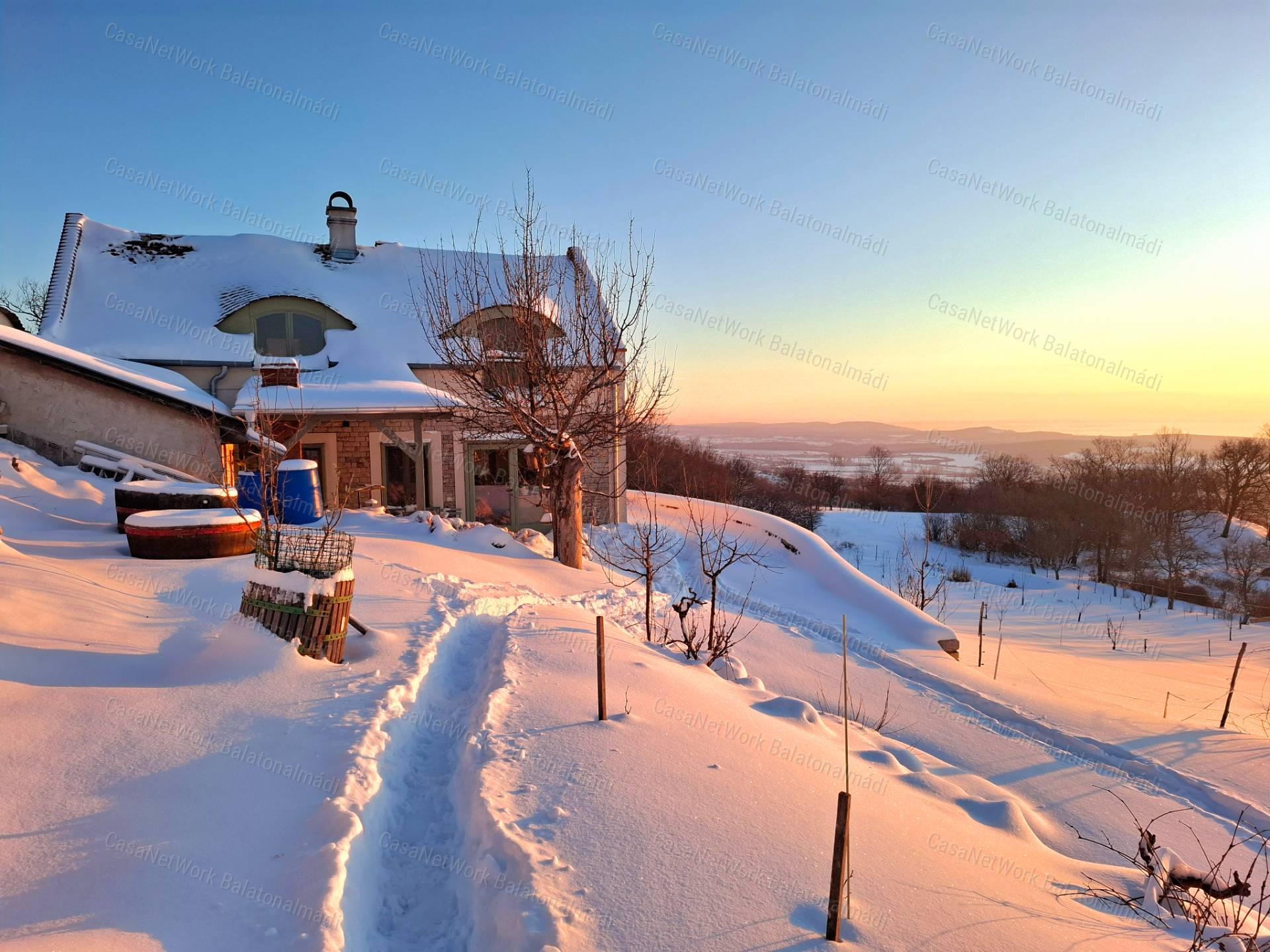 Birtok a Balaton-felvidéki Nemzeti Park tetején lélegzetelállító panorámával