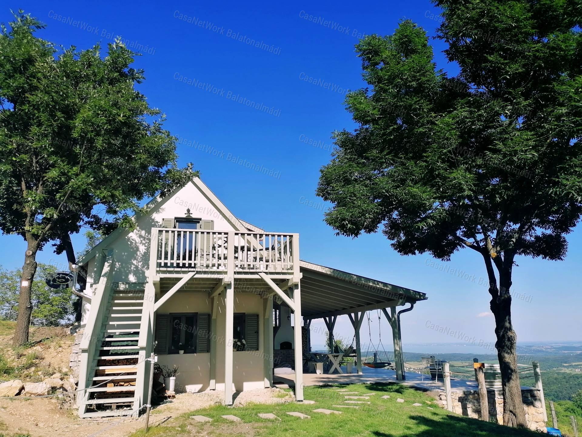 Vendégház lenyűgöző panorámával a Balaton-felvidéki Nemzeti Park tetején
