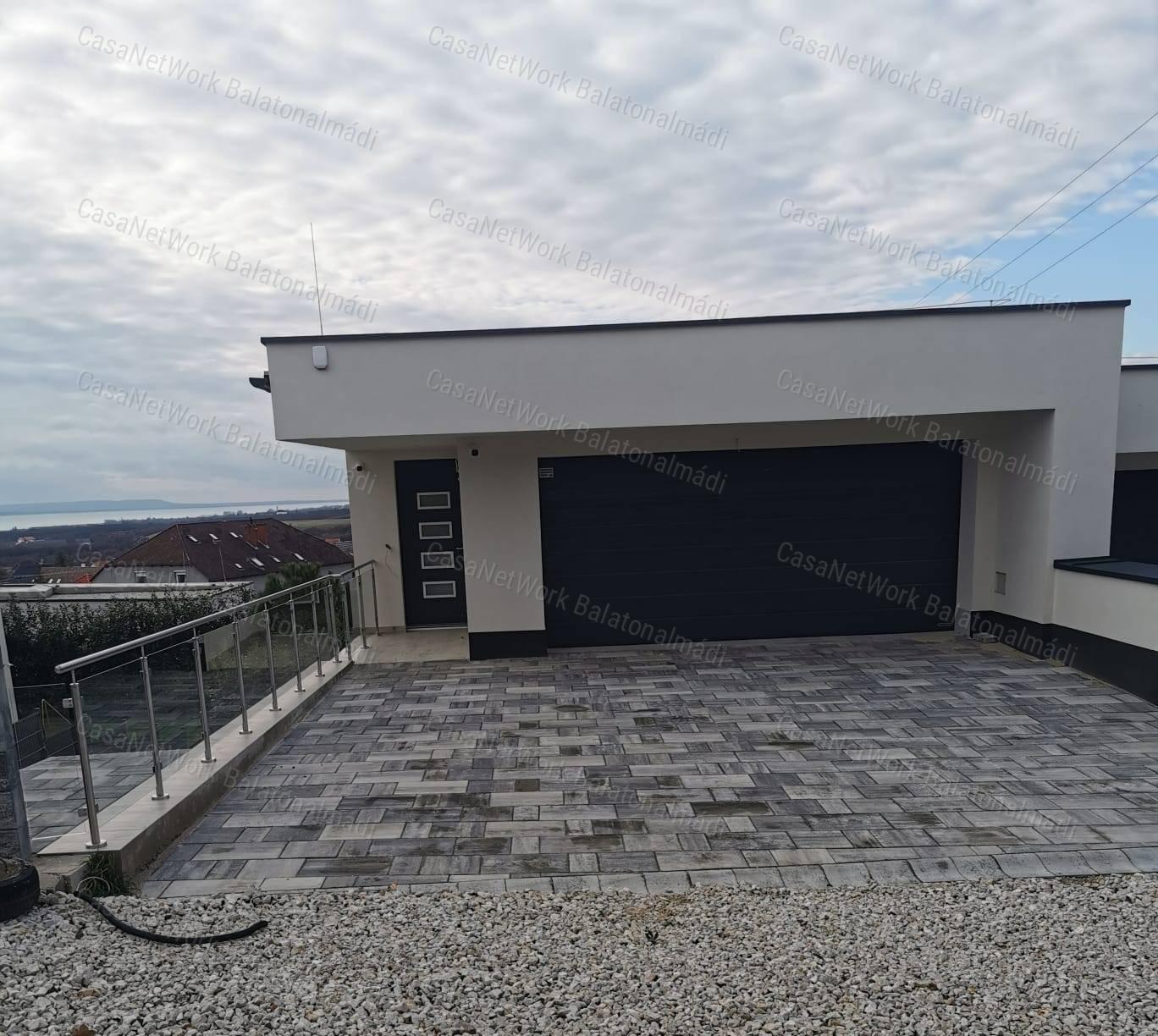 Eladó prémium kategóriájú lakóingatlan balatoni panorámával Balatonfüreden!