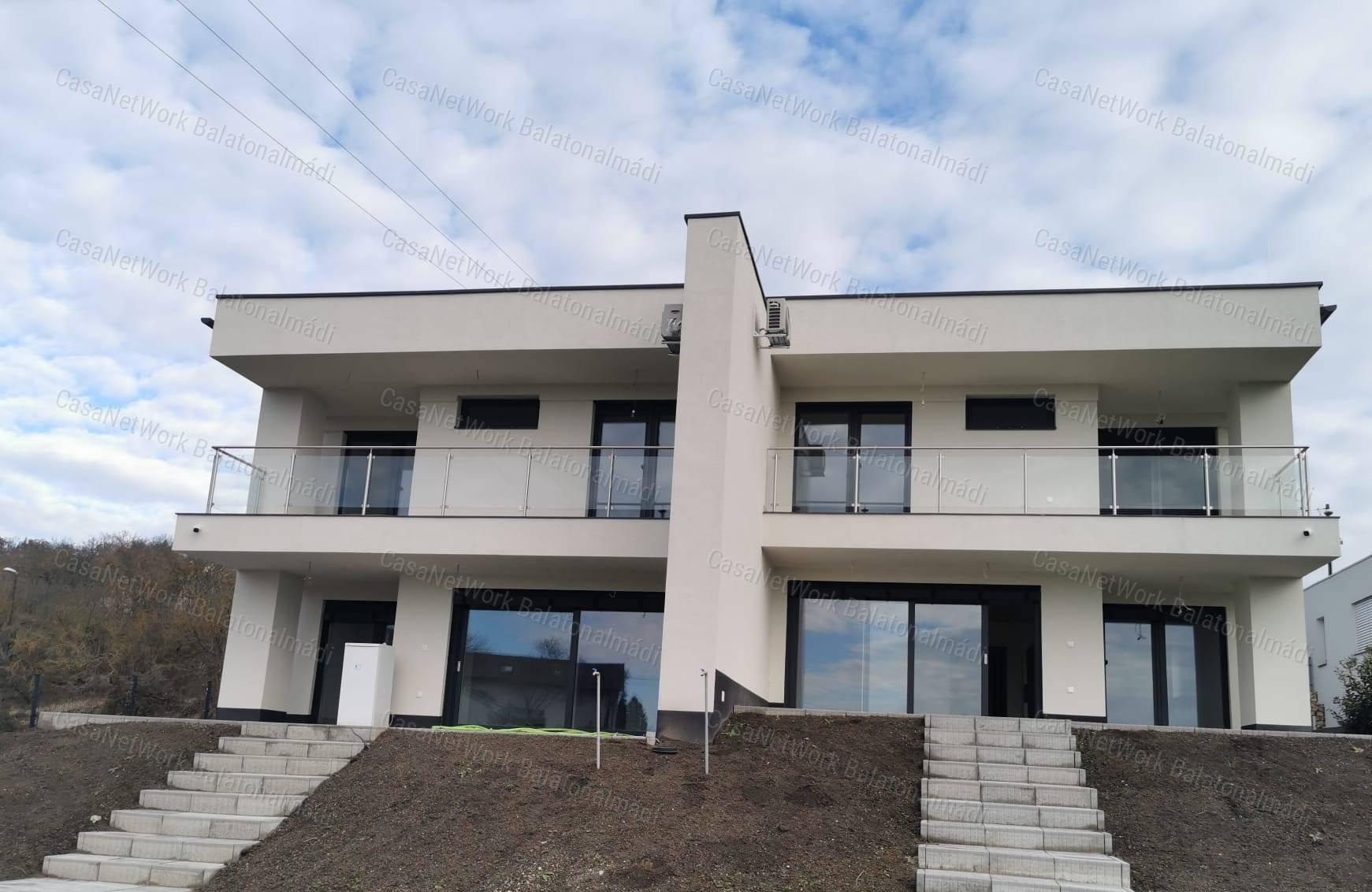 Eladó prémium kategóriájú lakóingatlan balatoni panorámával Balatonfüreden!
