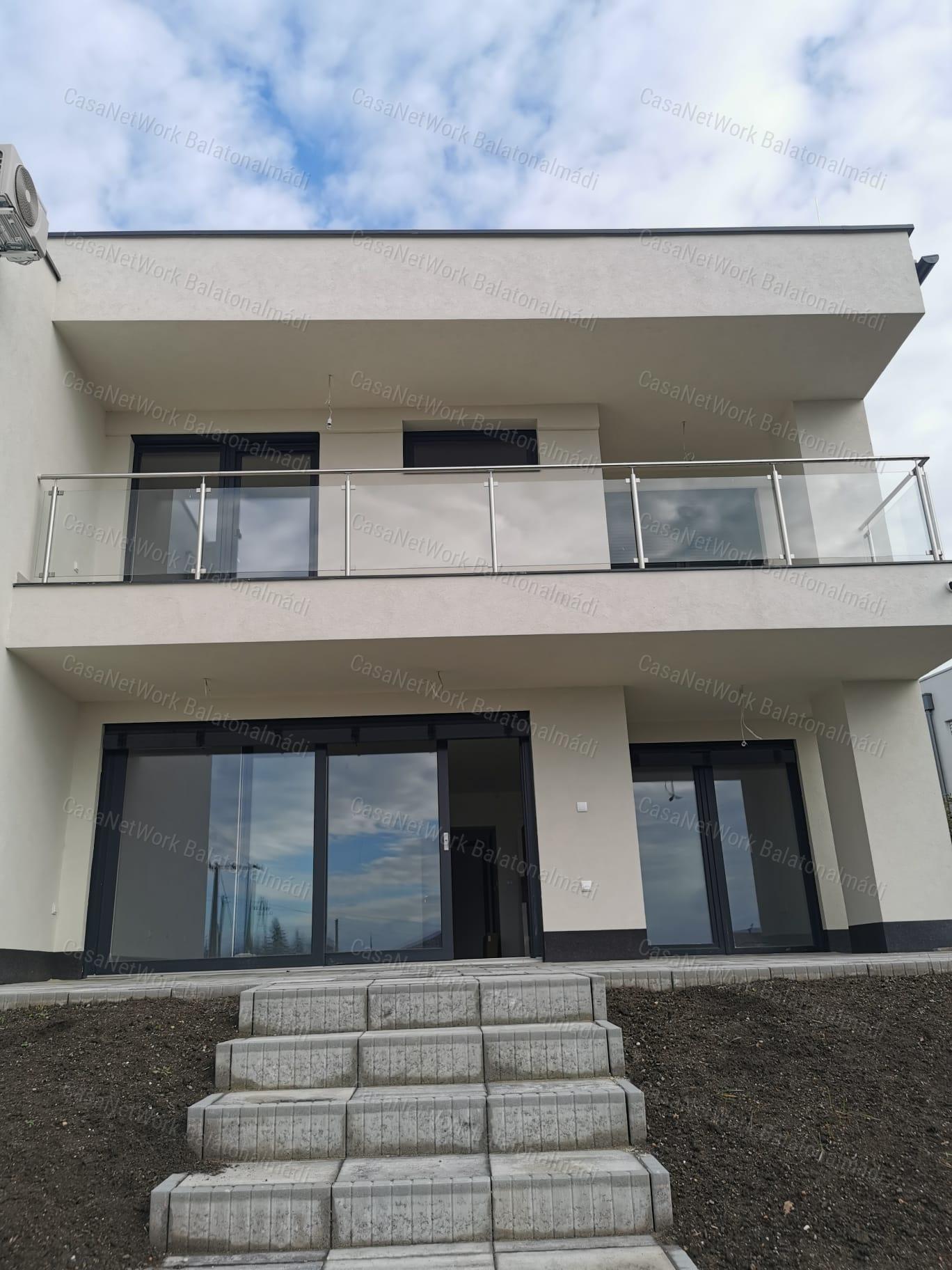 Eladó prémium kategóriájú lakóingatlan balatoni panorámával Balatonfüreden!