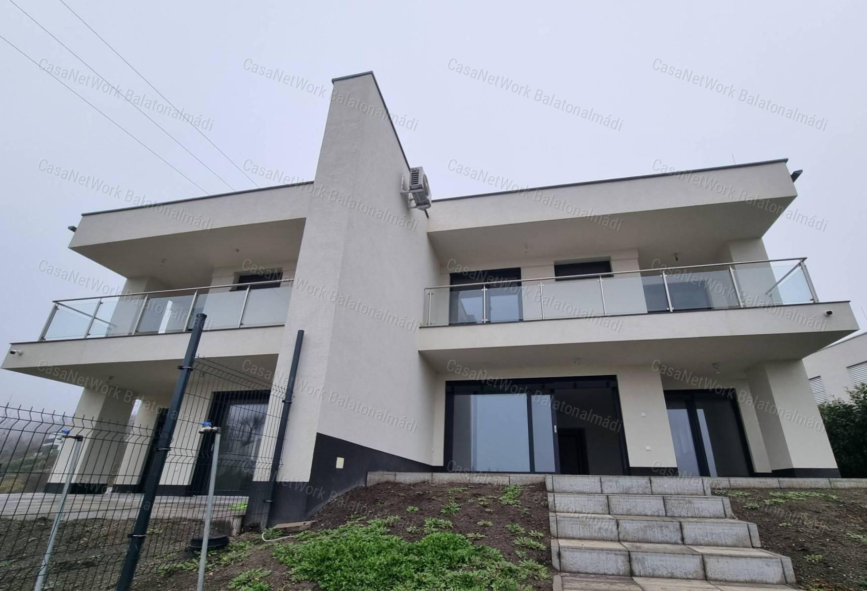Eladó prémium kategóriájú lakóingatlan balatoni panorámával Balatonfüreden!