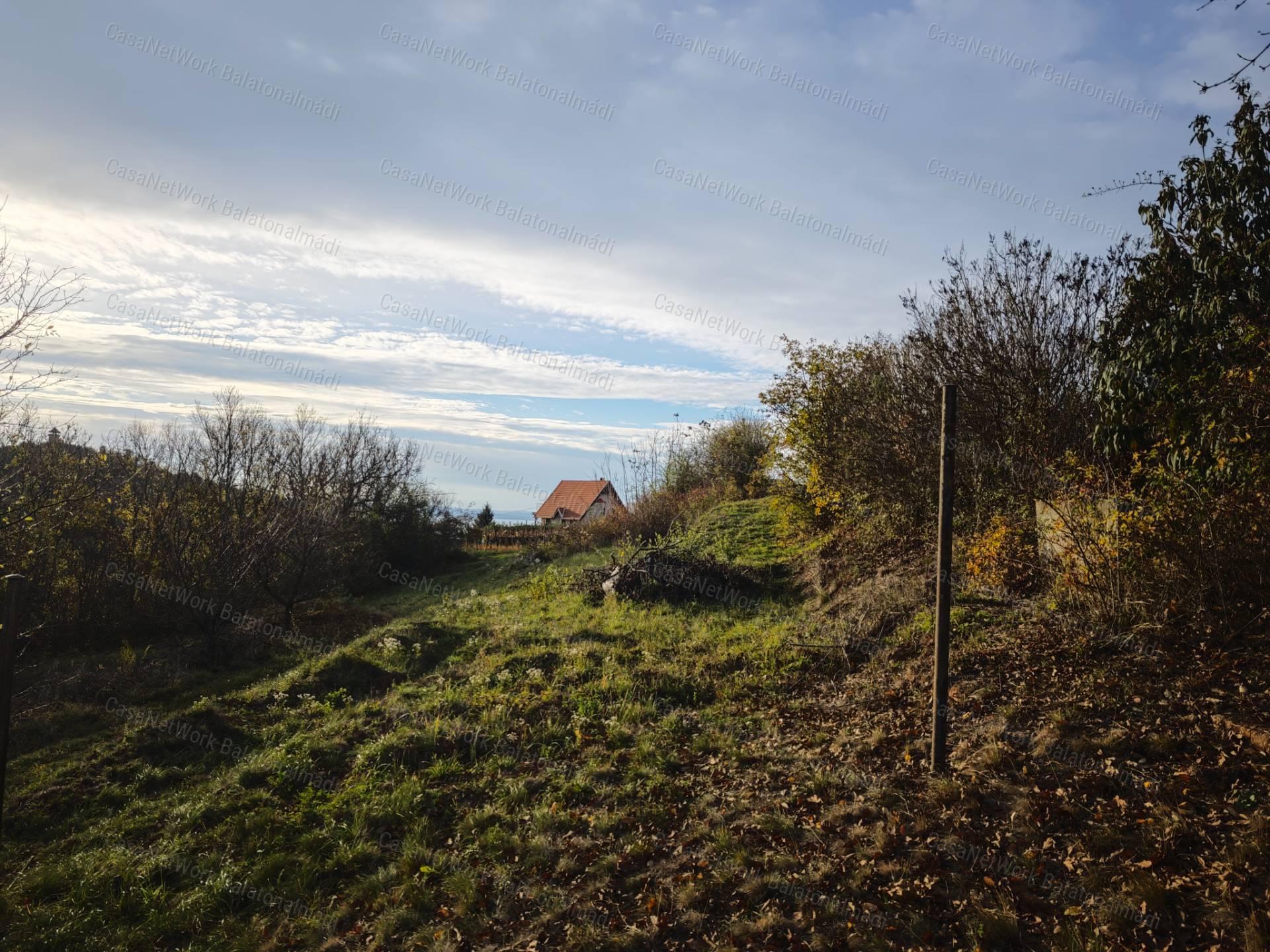 Panorámás zártkert eladó Felsőörsön
