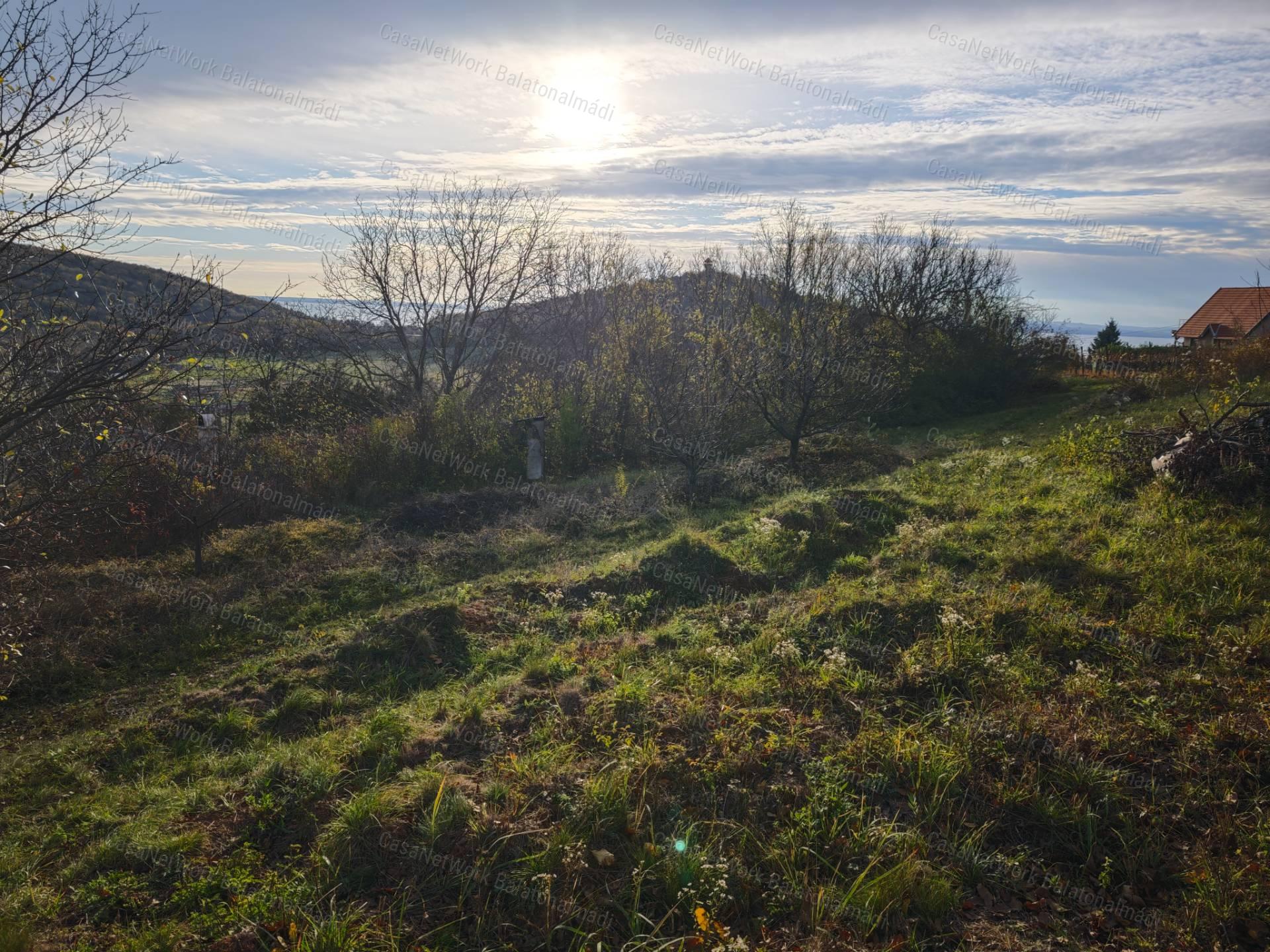 Panorámás zártkert eladó Felsőörsön