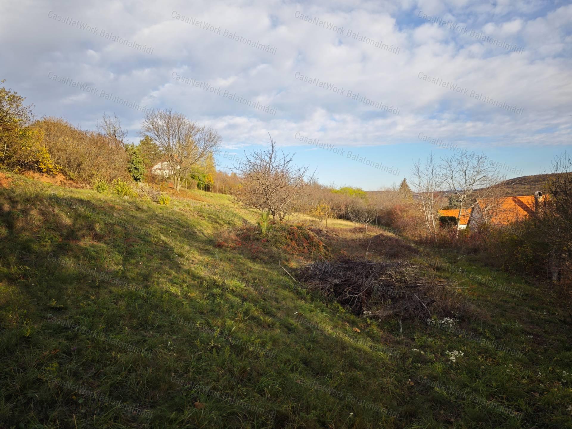 Panorámás zártkert eladó Felsőörsön