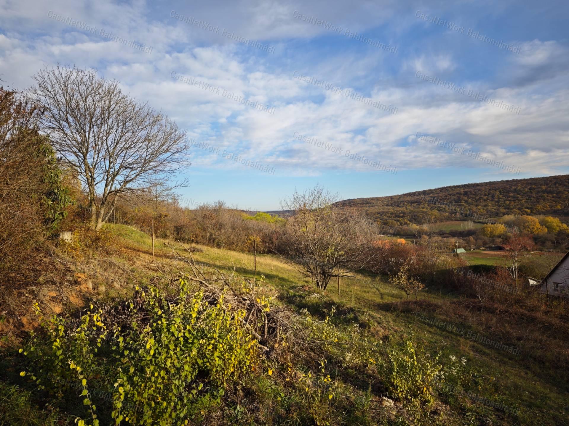 Panorámás zártkert eladó Felsőörsön