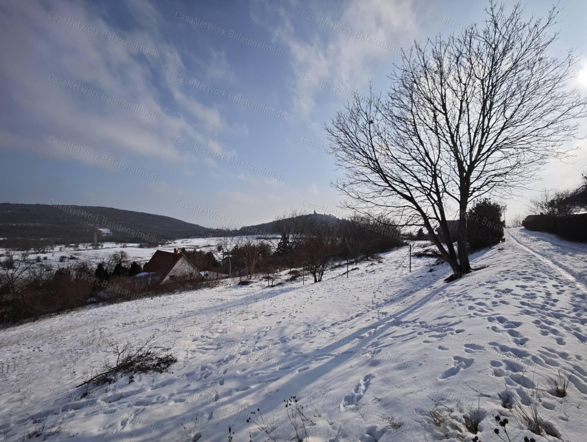 Panorámás zártkert eladó Felsőörsön