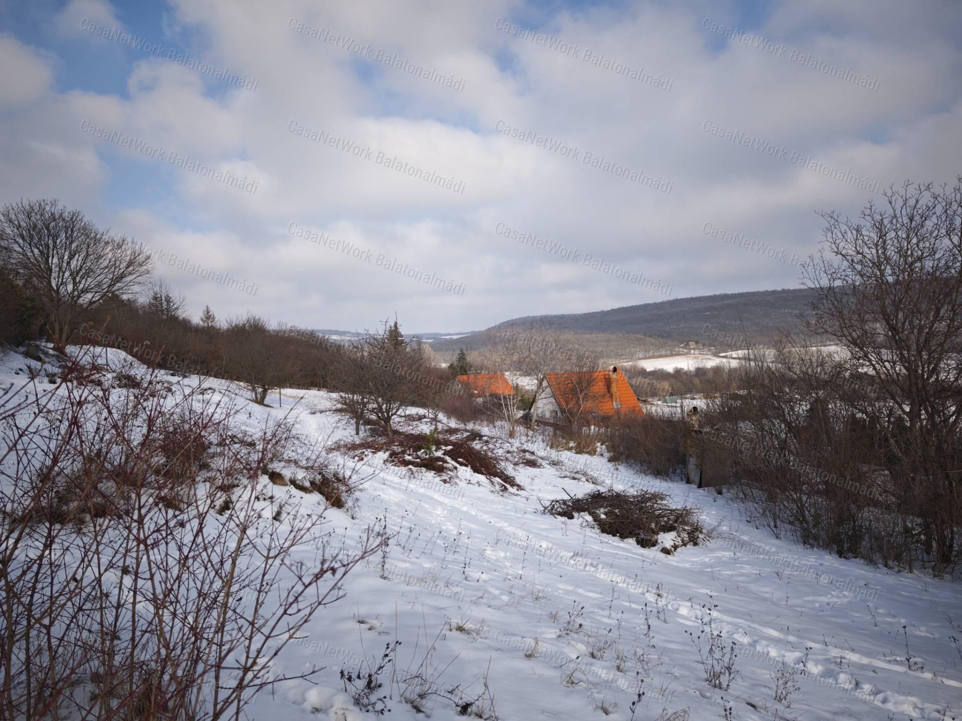 Panorámás zártkert eladó Felsőörsön