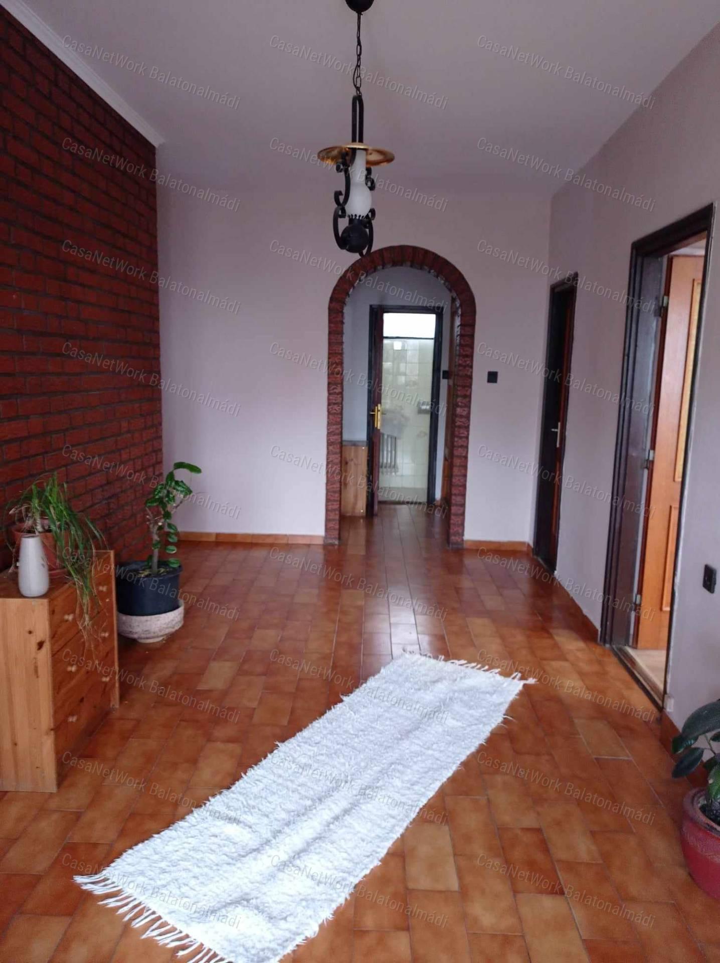 Balatonfüredi 3 szintes családi ház eladó