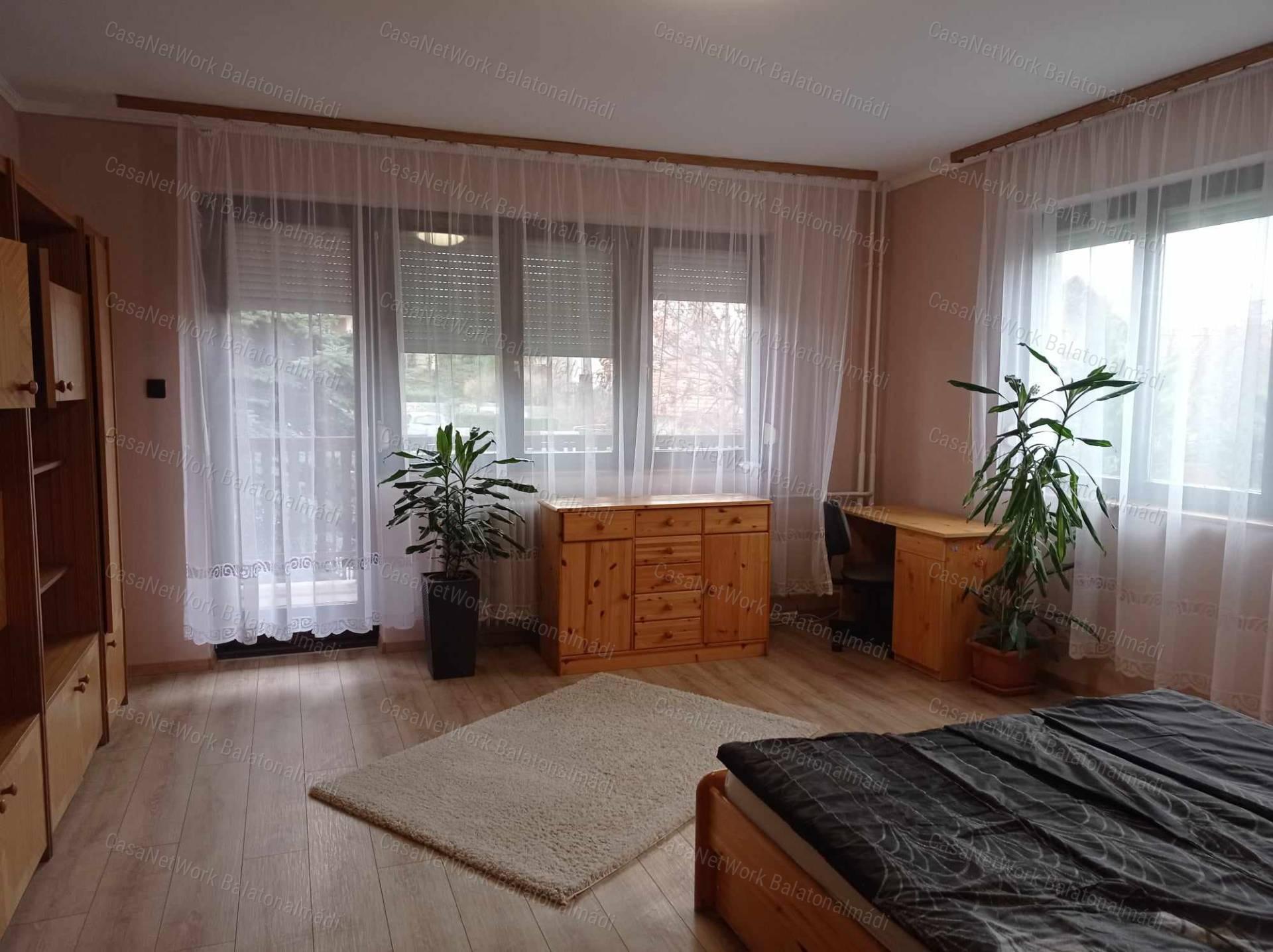 Balatonfüredi 3 szintes családi ház eladó