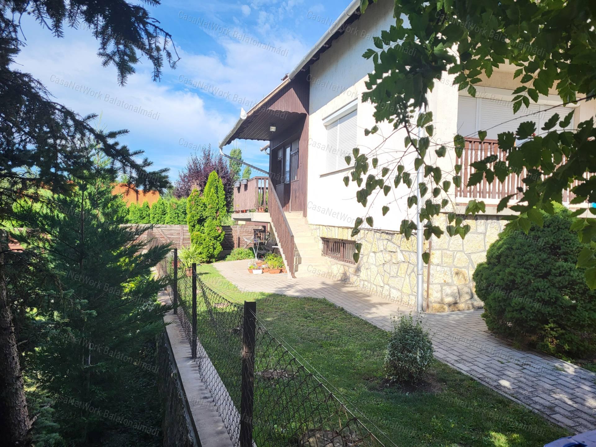 Balatonfüredi 3 szintes családi ház eladó