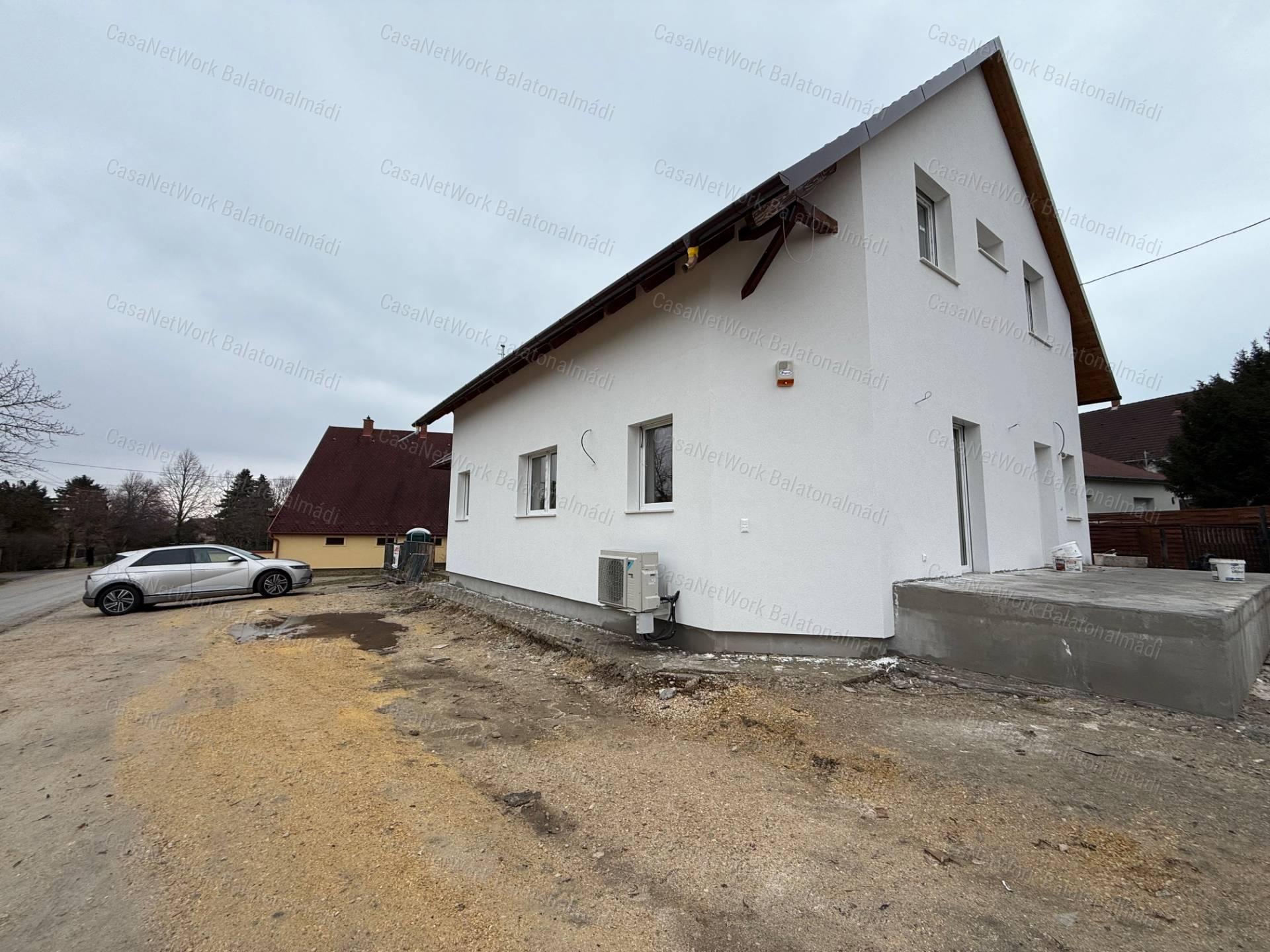Új építésű földszinti lakás terasszal és kertkapcsolattal Balatonakarattyán