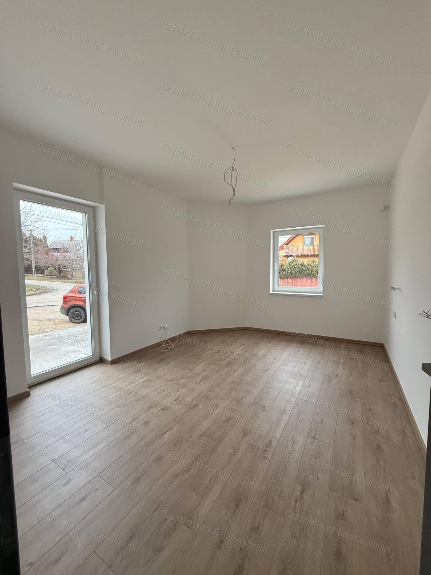 Új építésű földszinti lakás terasszal és kertkapcsolattal Balatonakarattyán