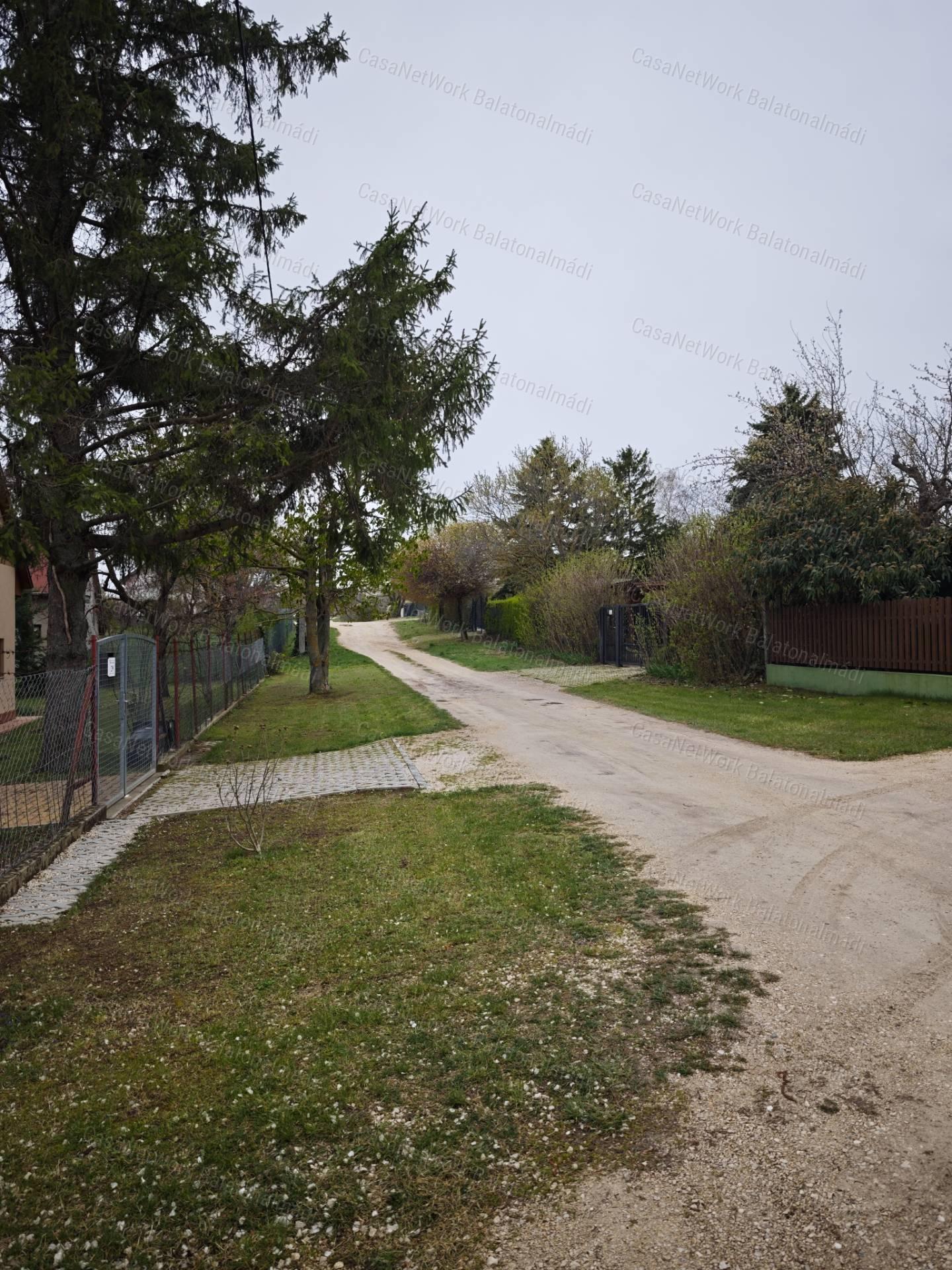 Balatoni panorámás zártkert eladó Balatonalmádiban