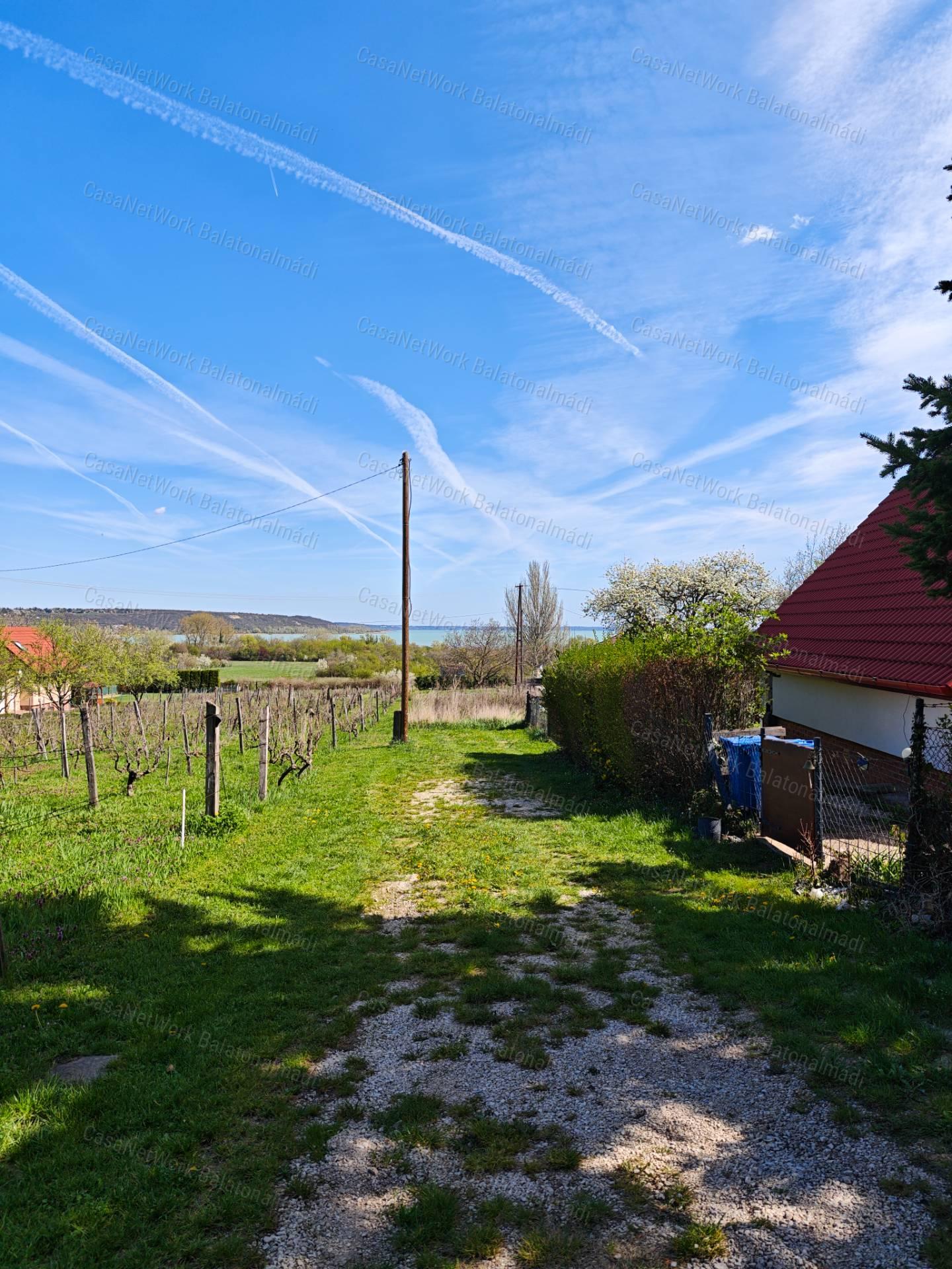 Balatoni panorámás zártkert eladó Balatonalmádiban