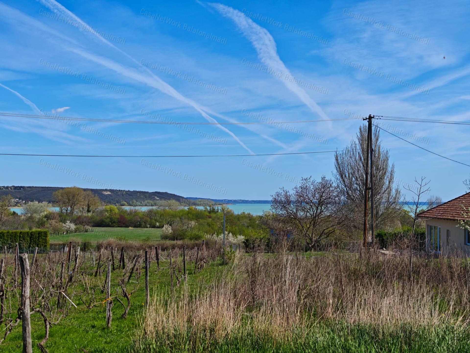 Balatoni panorámás zártkert eladó Balatonalmádiban